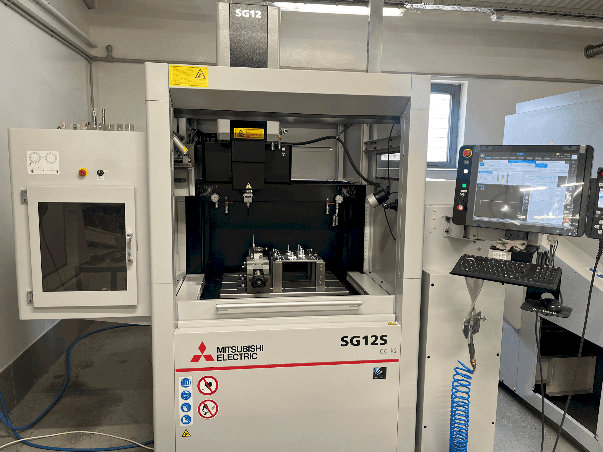 Koneen Mitsubishi SG12S etunäkymä