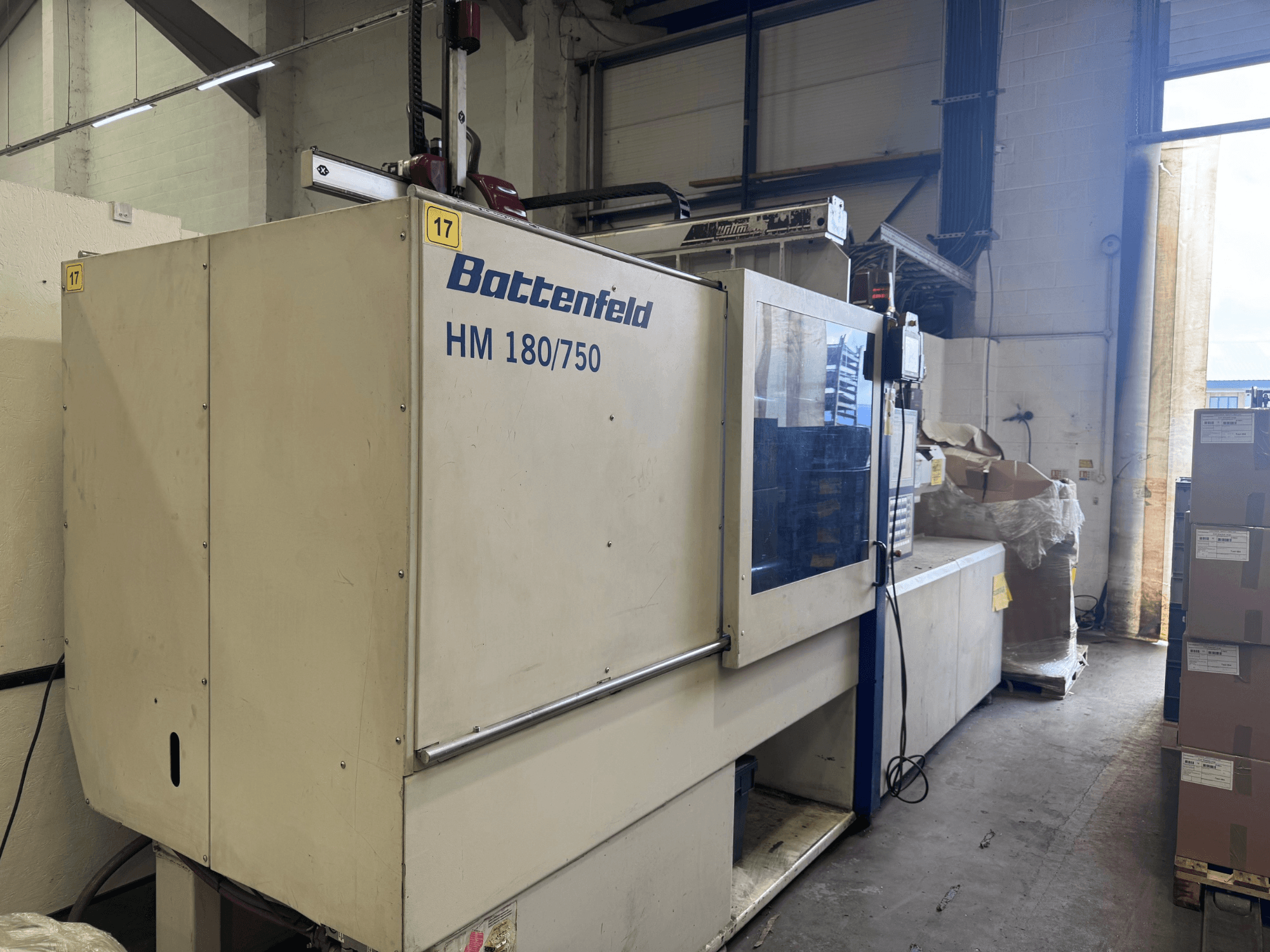 Battenfeld HM150750 hydraulinen ruiskuvalukone edestä katsottuna, jossa näkyy sen ohjauspaneeli ja ympäröivä kokoonpano.