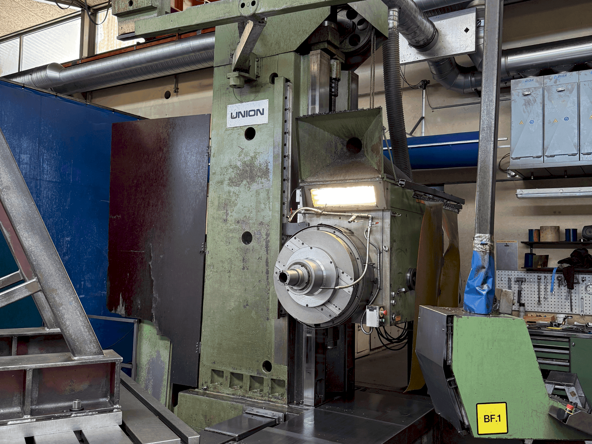 Koneen UNION BTF 110 etunäkymä