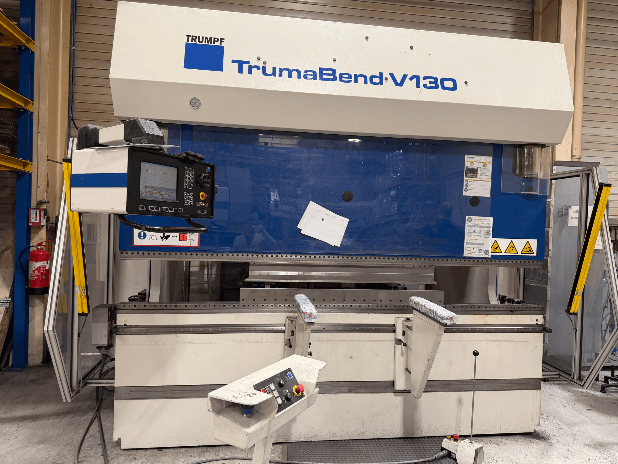 TRUMPF TrumaBend V130 -taivutuskone tehdasasennuksessa, ohjauspaneeli ja turvalaitteet, etunäkymä.