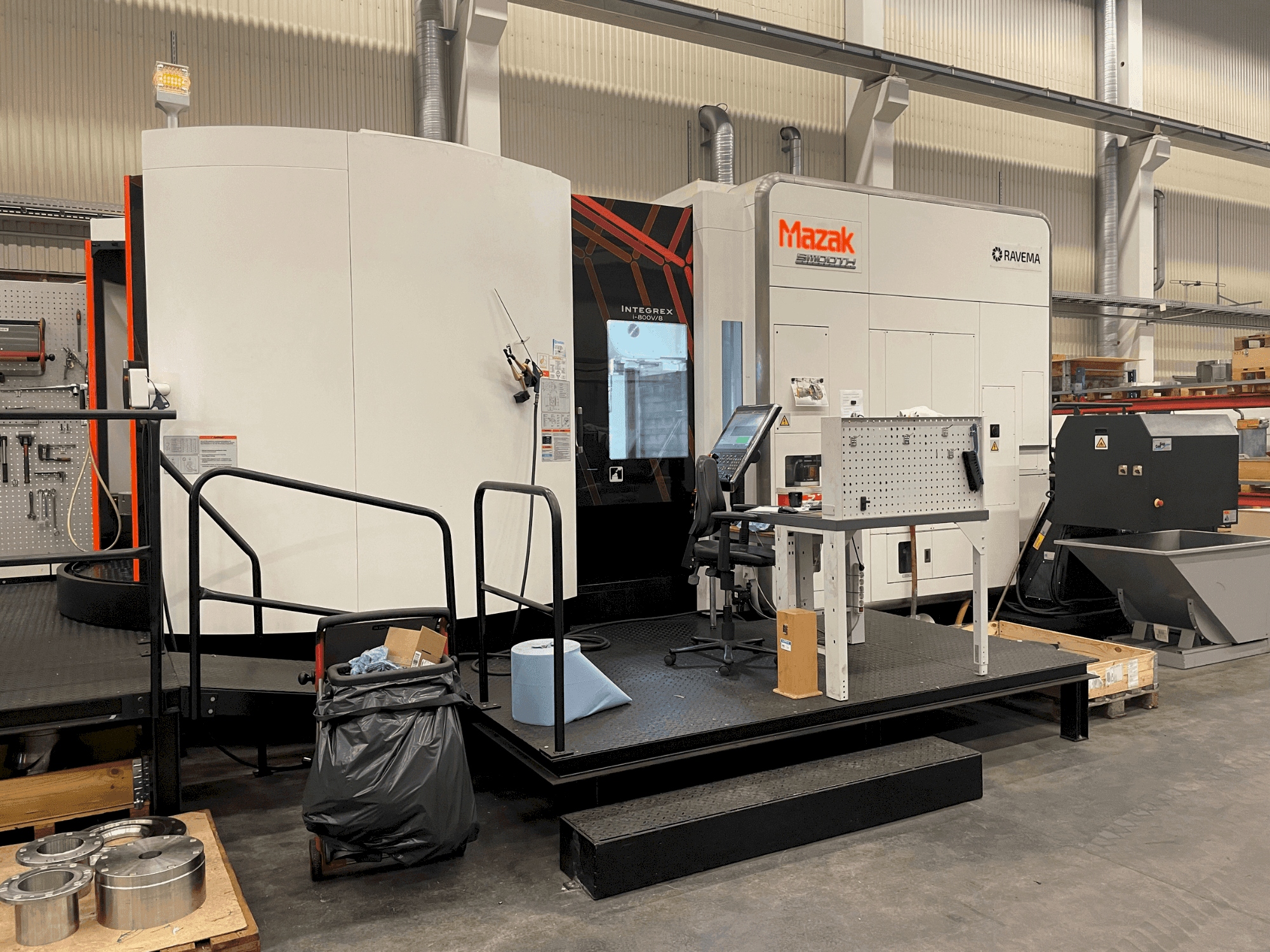 Koneen Mazak INTEGREX i-800V/8 etunäkymä