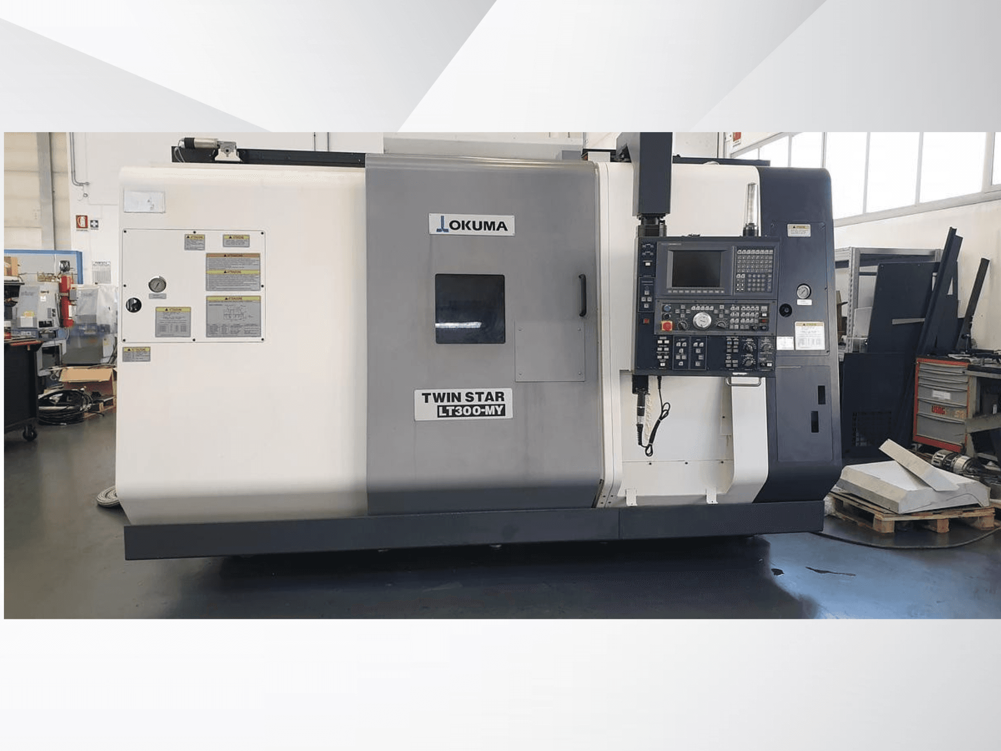 Okuma Twin Star LT300-MY CNC-sorvi, etukuva, jossa ohjauspaneeli ja toimintakilvet näkyvissä.