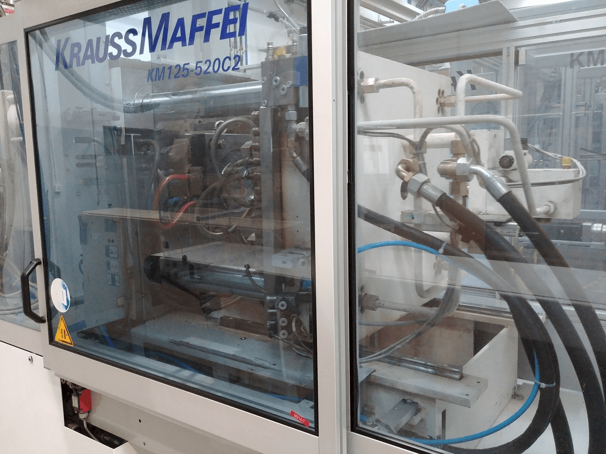 Koneen Krauss Maffei KM 125-520 C2 vasen näkymä