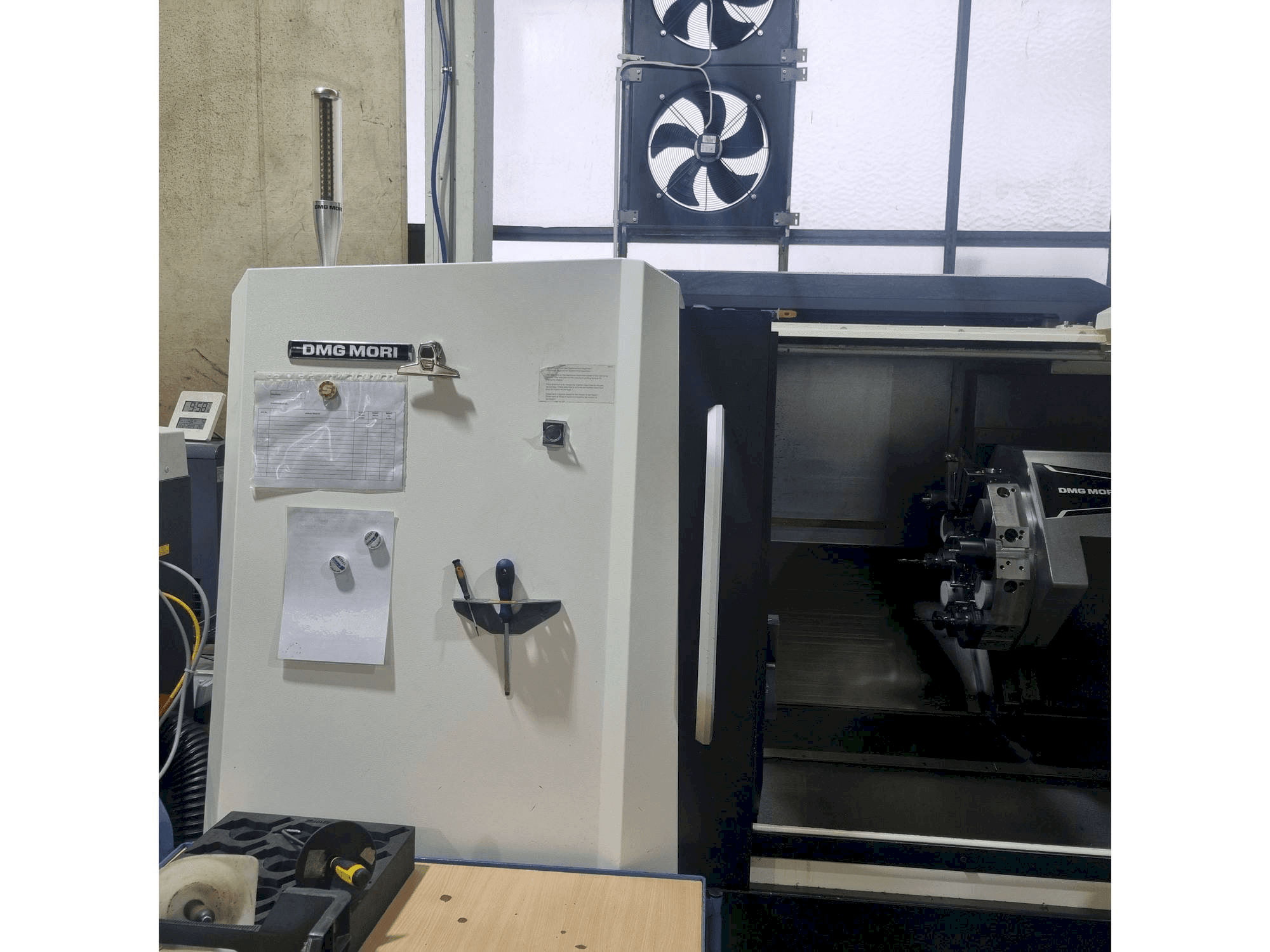 Koneen DMG MORI CLX 450 V4 etunäkymä