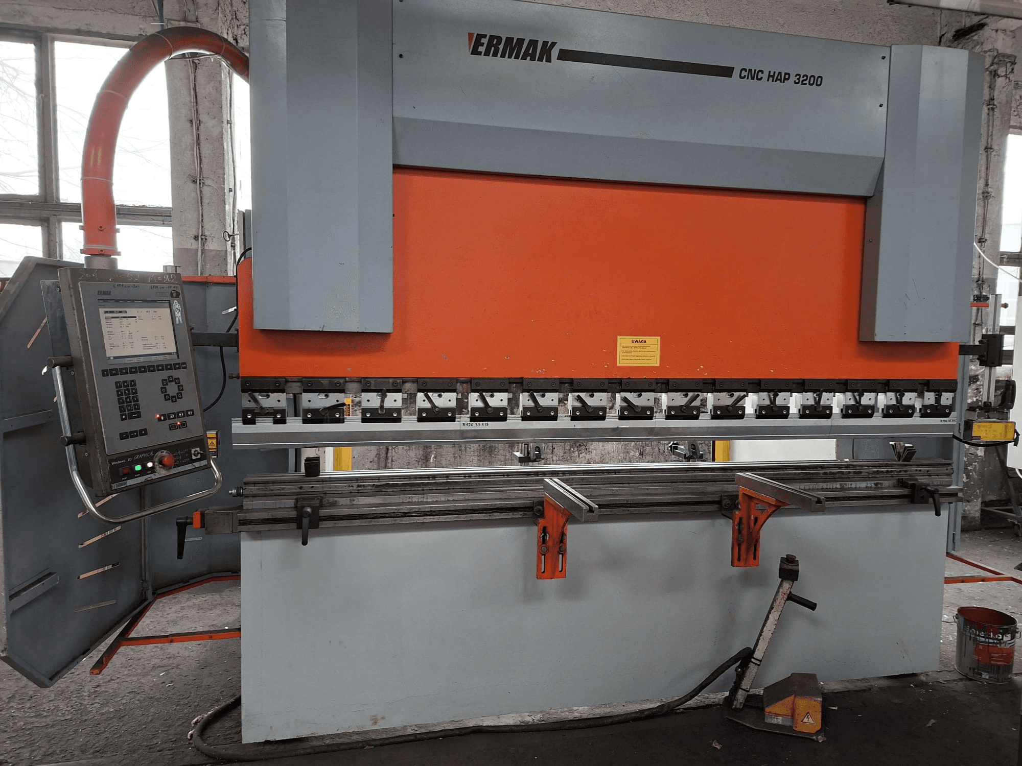Ermak CNC HAP 3200 -puristusjarru, etukuva, jossa on oranssi ja harmaa runko, digitaalinäytöllä varustettu ohjauspaneeli ja säädettävät puristimet.