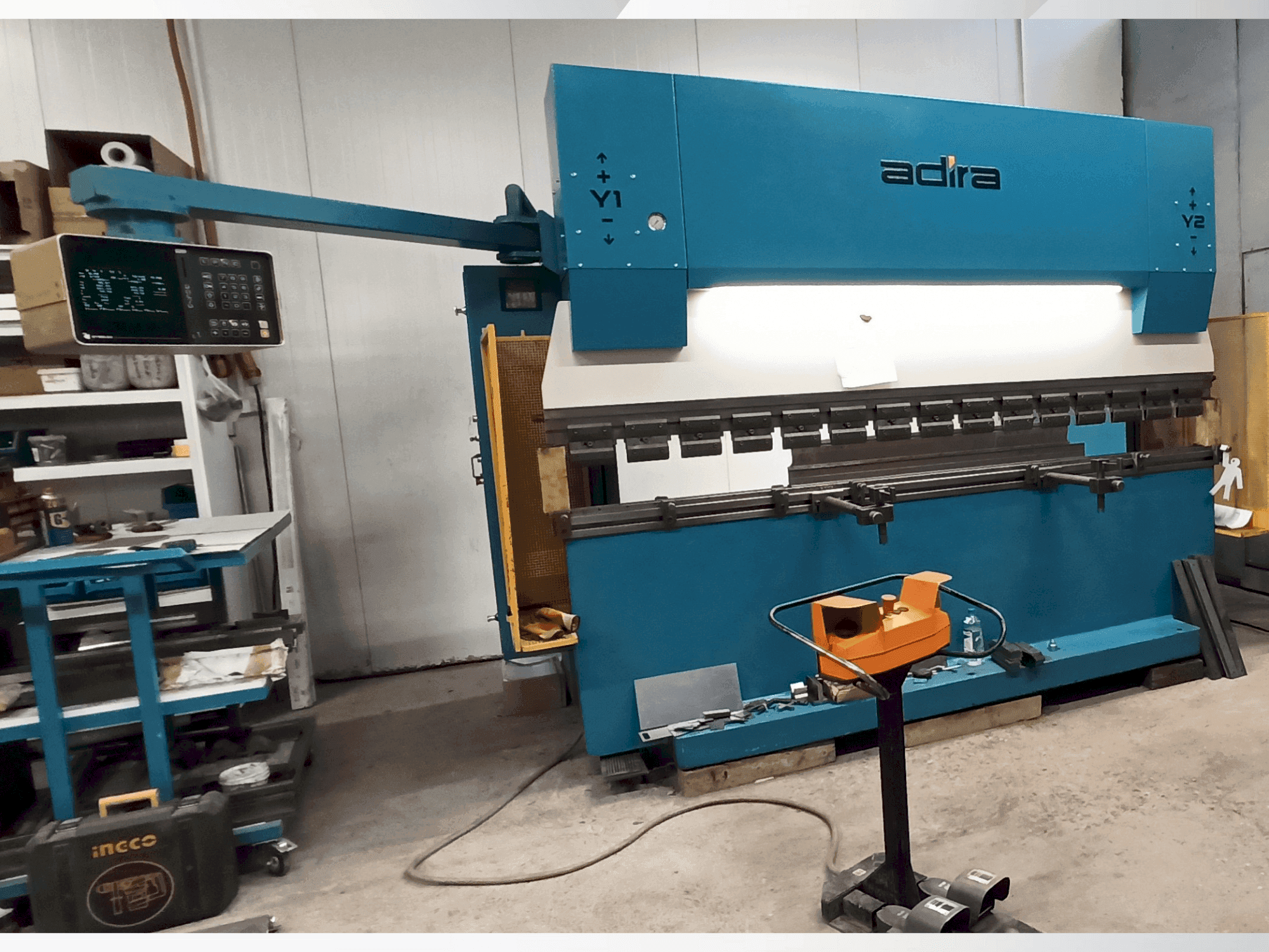 Koneen ADIRA QIH-11030 DNC CR etunäkymä