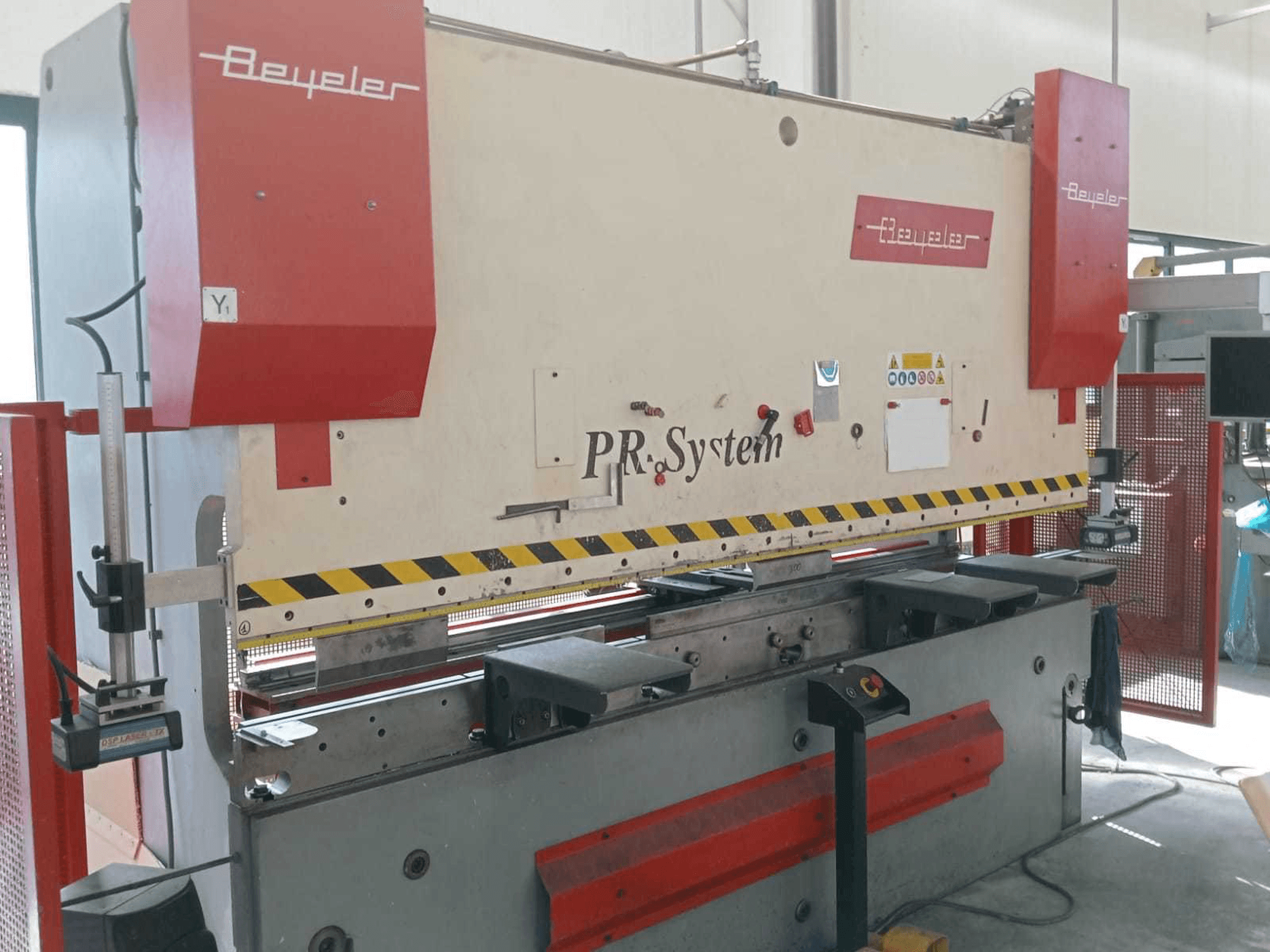 Koneen BEYELER PR6 1500 KN X 3000 MM vasemman sivun näkymä