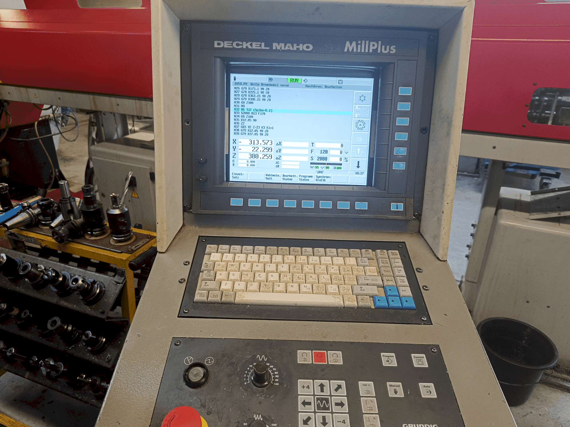 Koneen DECKEL MAHO DMU 50V etunäkymä