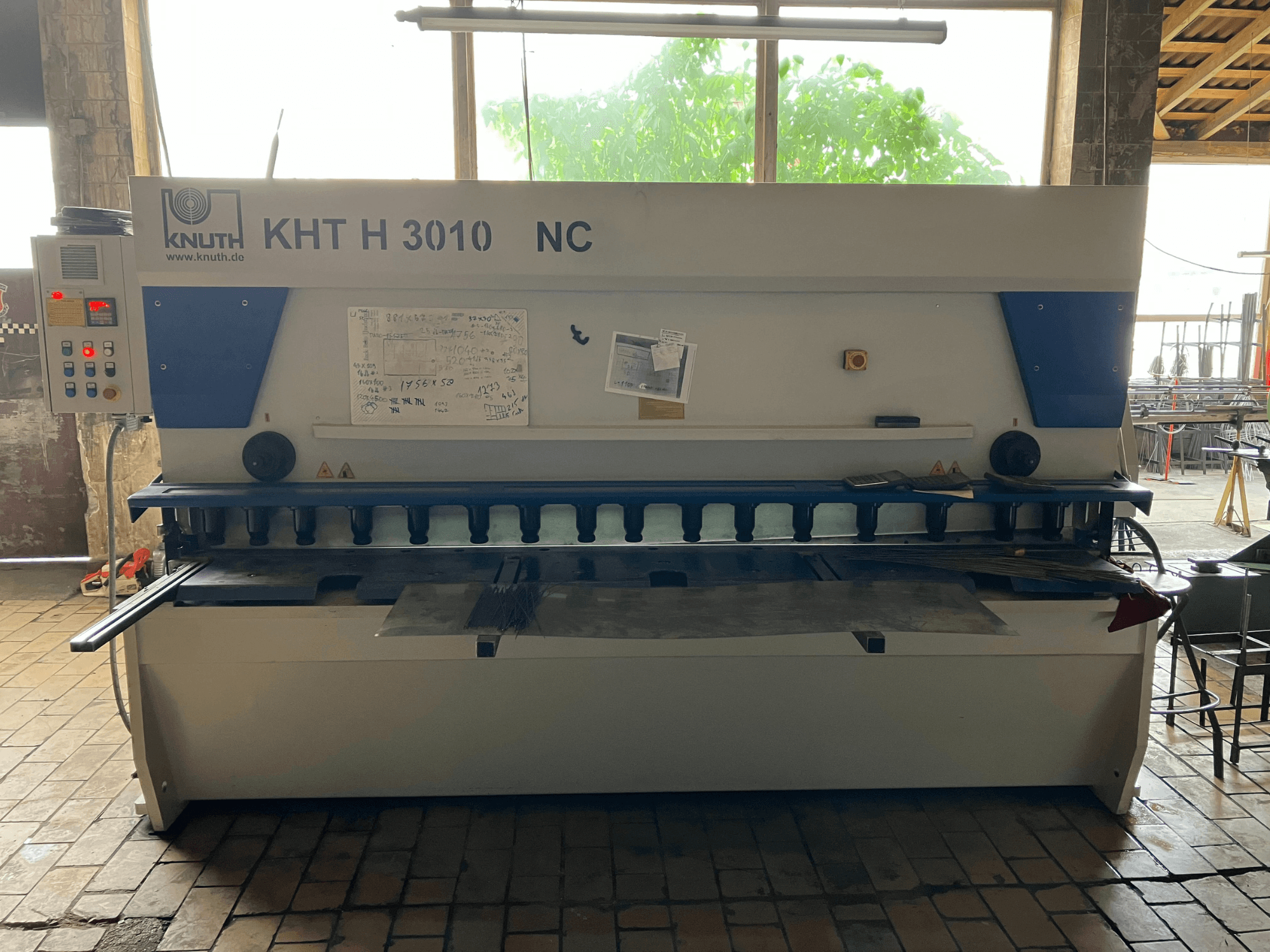 KNUTH KHT H 3010 NC -hydraulinen leikkauskone edestä katsottuna; kuvassa näkyvät ohjauspaneeli ja metallin leikkausalue.