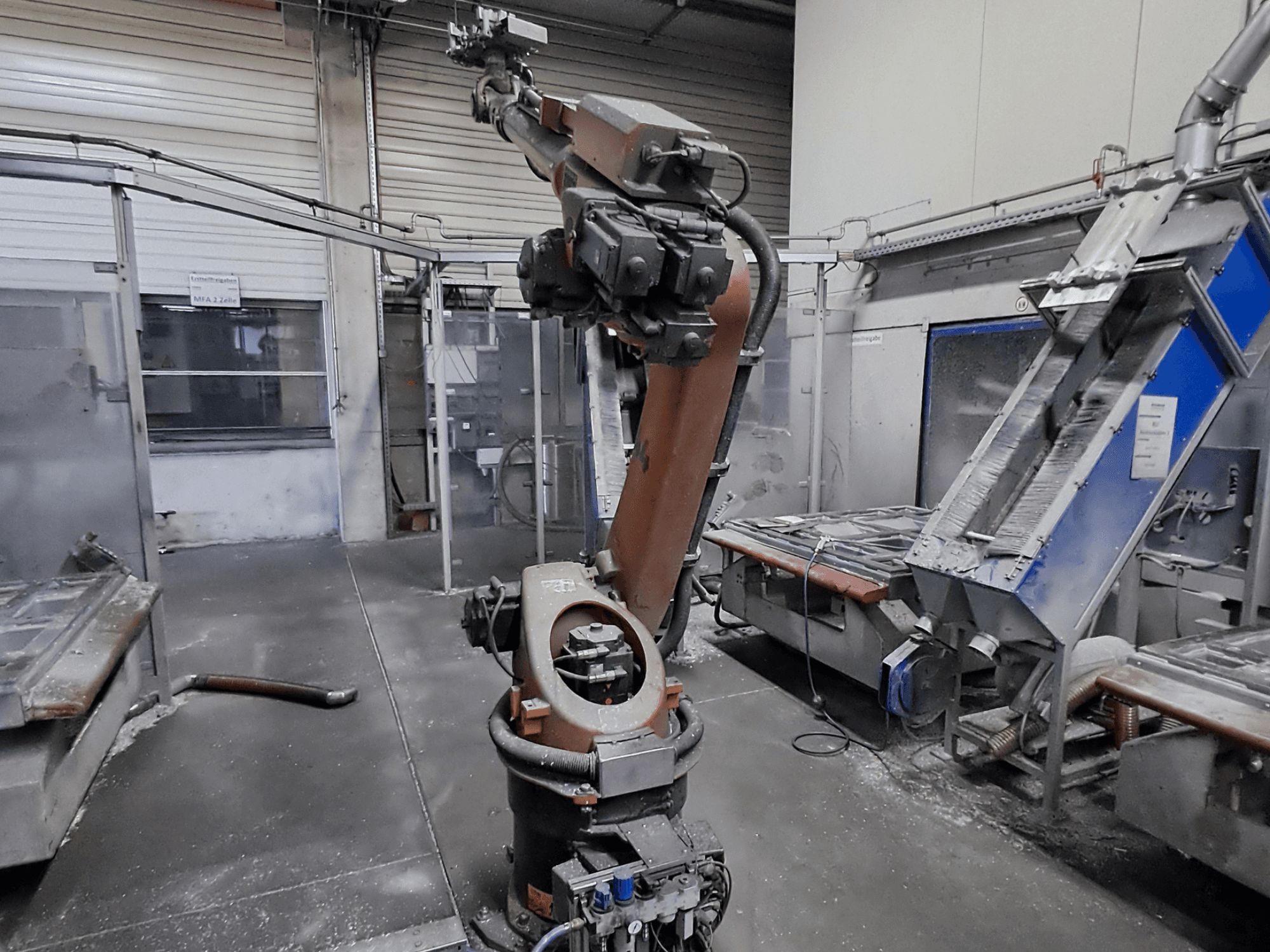 KUKA KR 30L16-2 -robottivarsi työpajaympäristössä, etunäkymä, taustalla näkyy pölyä ja koneita.