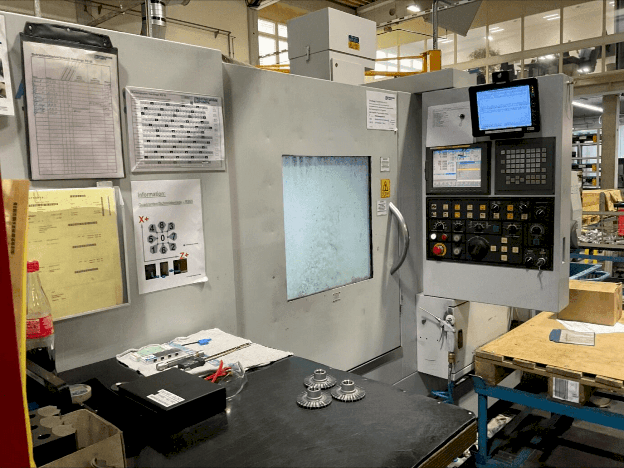 Koneen HARDINGE RS65 etunäkymä