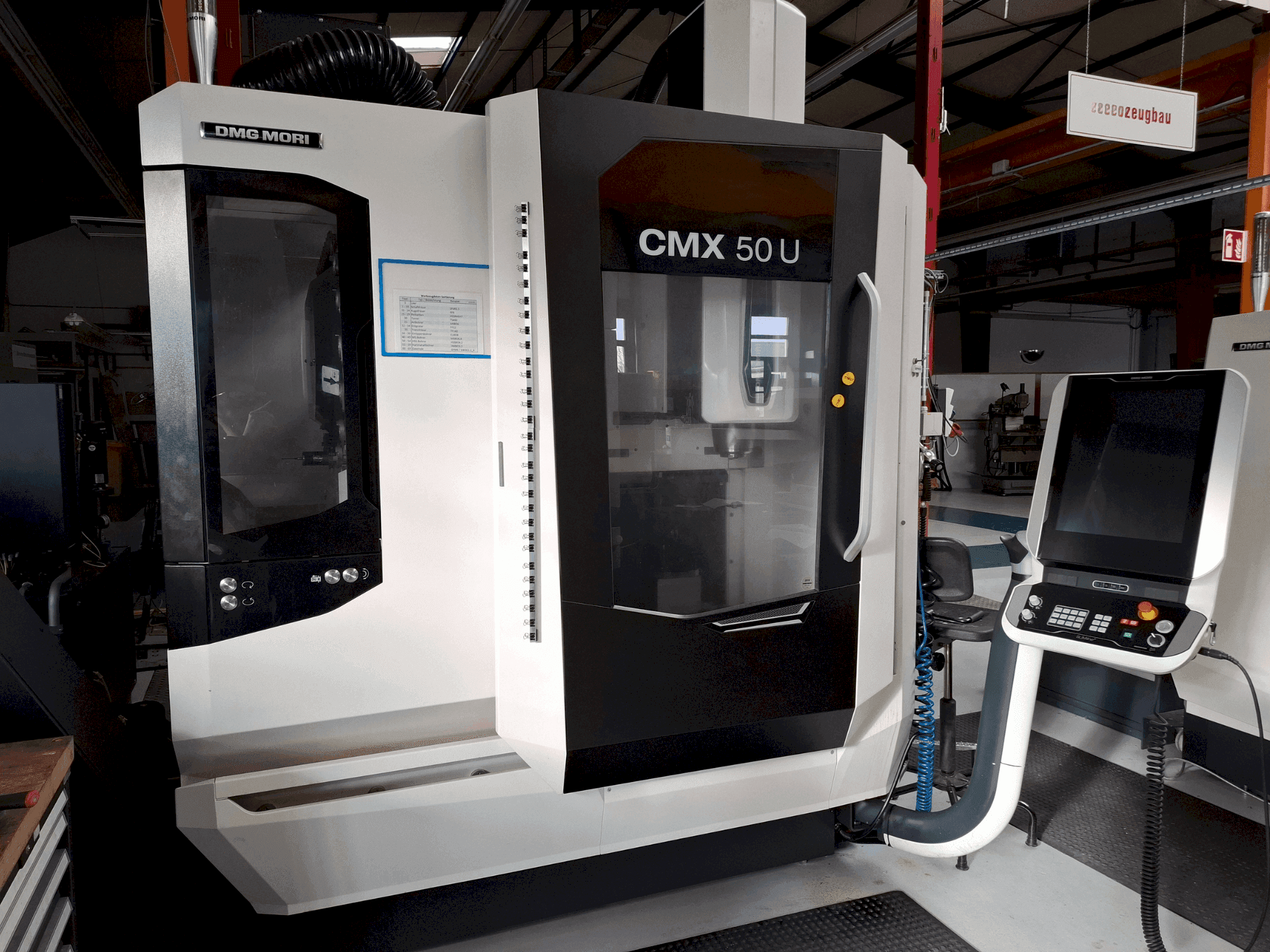 Koneen DMG MORI CMX 50U etunäkymä