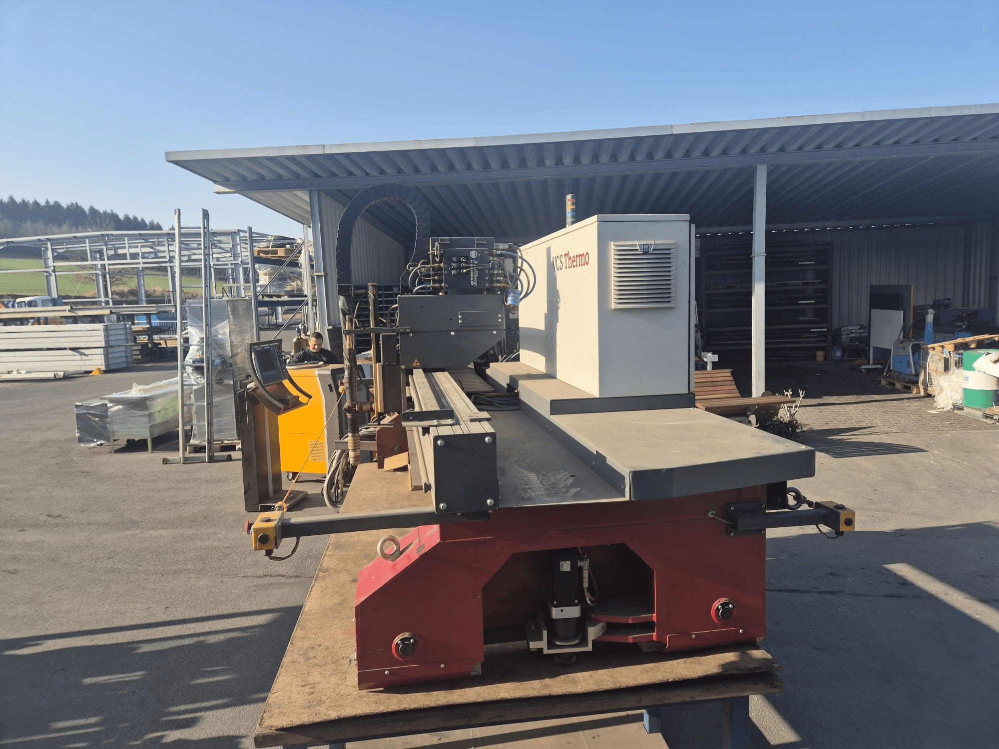 Etukuva VOORTMAN VACAM VCS Thermo -plasmaleikkauskoneesta työtasolla, jossa näkyy ohjauspaneeli ja leikkausalue.