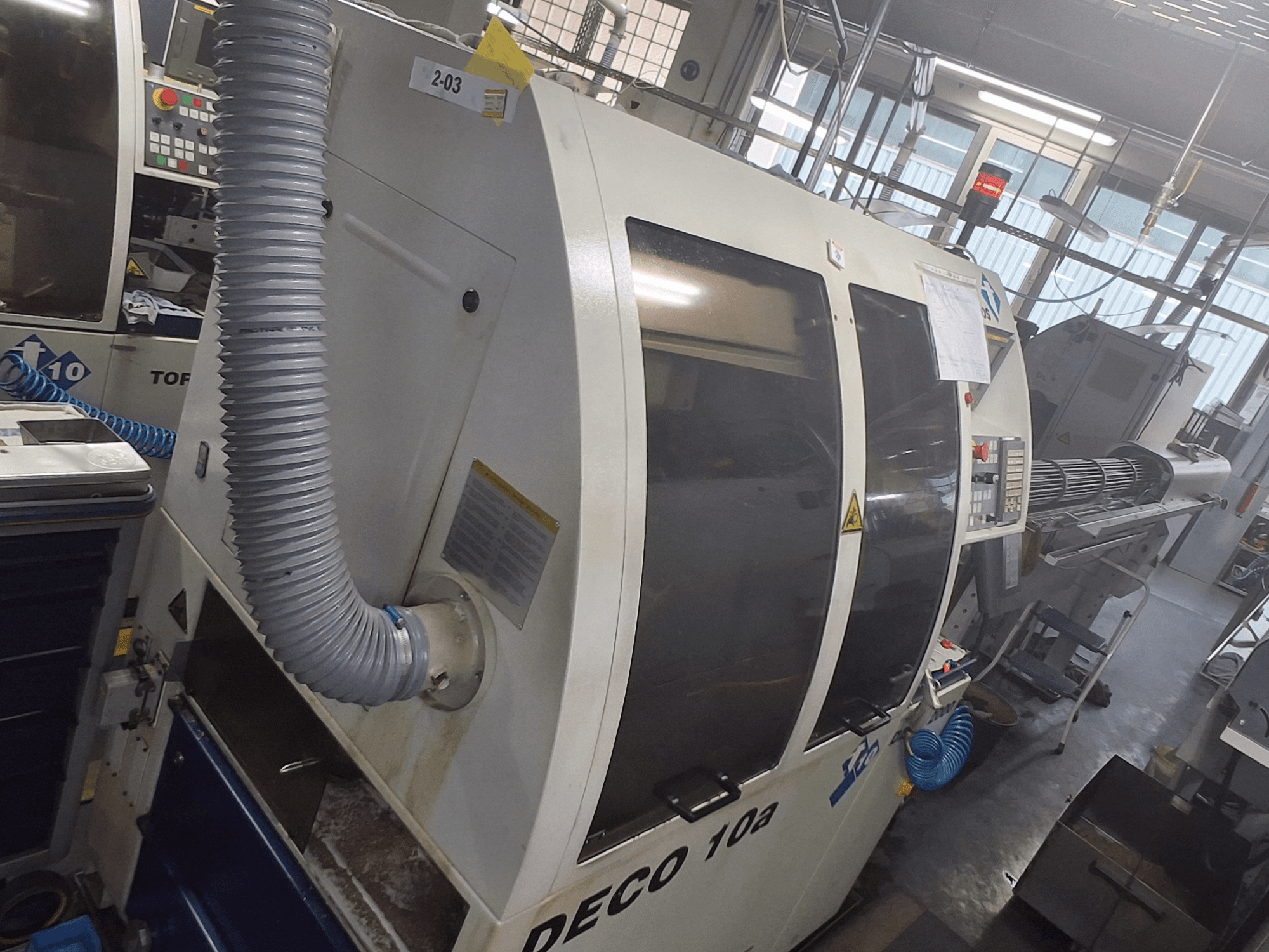 DECO 10a -kone etukuvassa; suuri ohjauspaneeli, kanavat ja toimintatarrat näkyvissä.