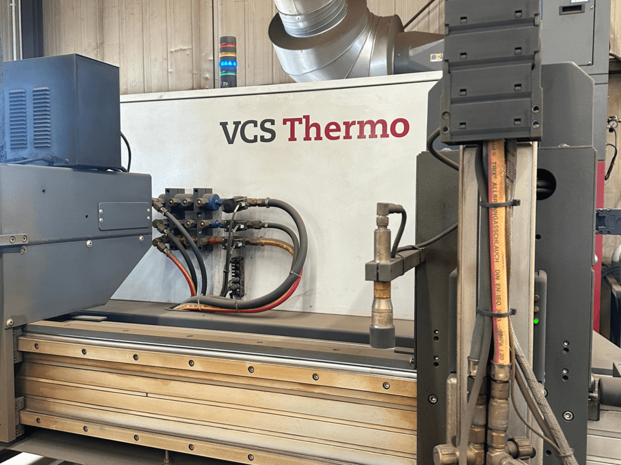 Hypertherm HPR130XD -plasmaleikkauskone, sivukuva, jossa näkyvät liitännät, ohjauspaneeli ja toiminnalliset komponentit.