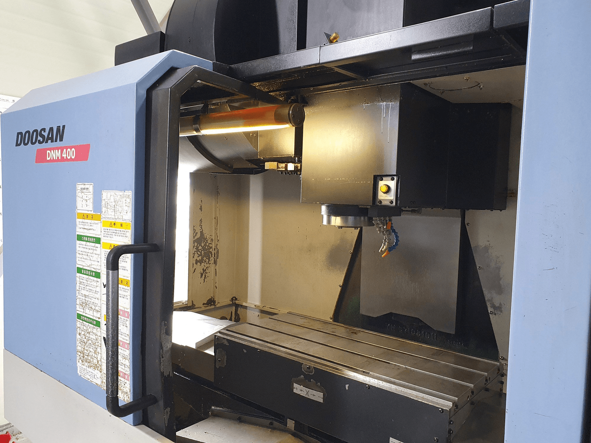 Koneen Doosan DNM400 etunäkymä