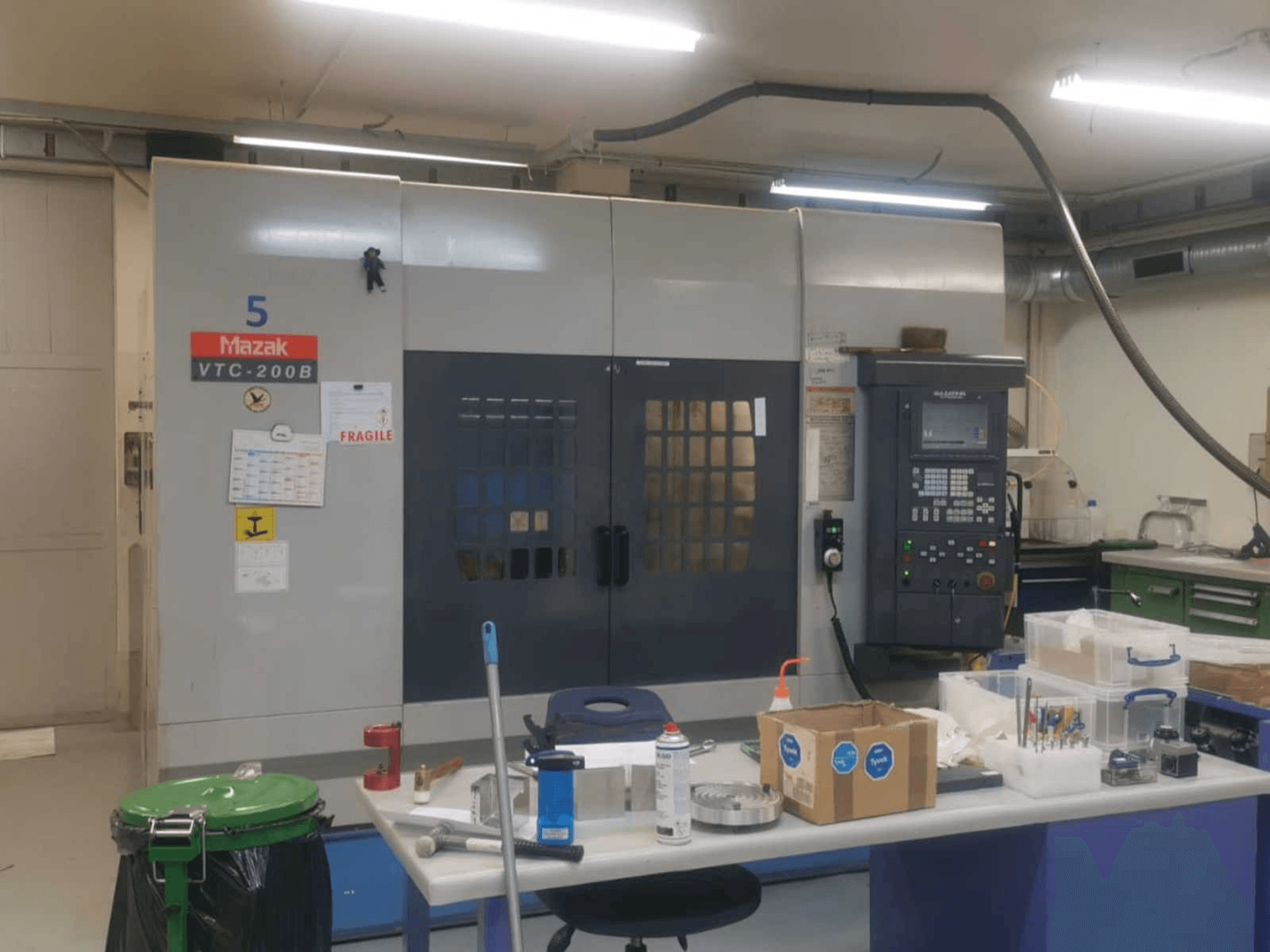 Koneen Mazak VTC 200B etunäkymä