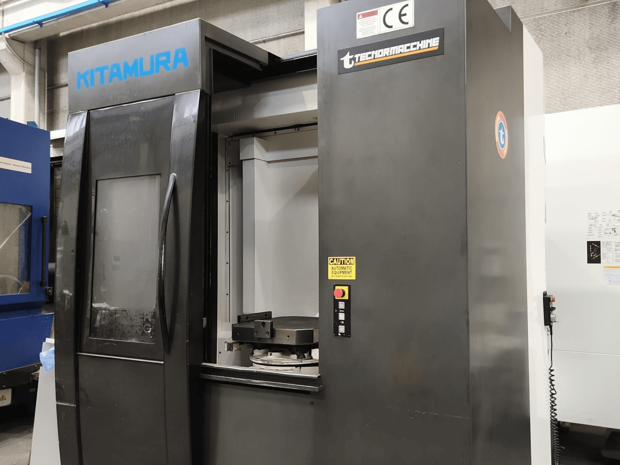 Kitamura Mycenter HX500iG -vaakakoneistuskeskus, etunäkymä, jossa näkyvät ohjauspaneeli ja työstöalue.
