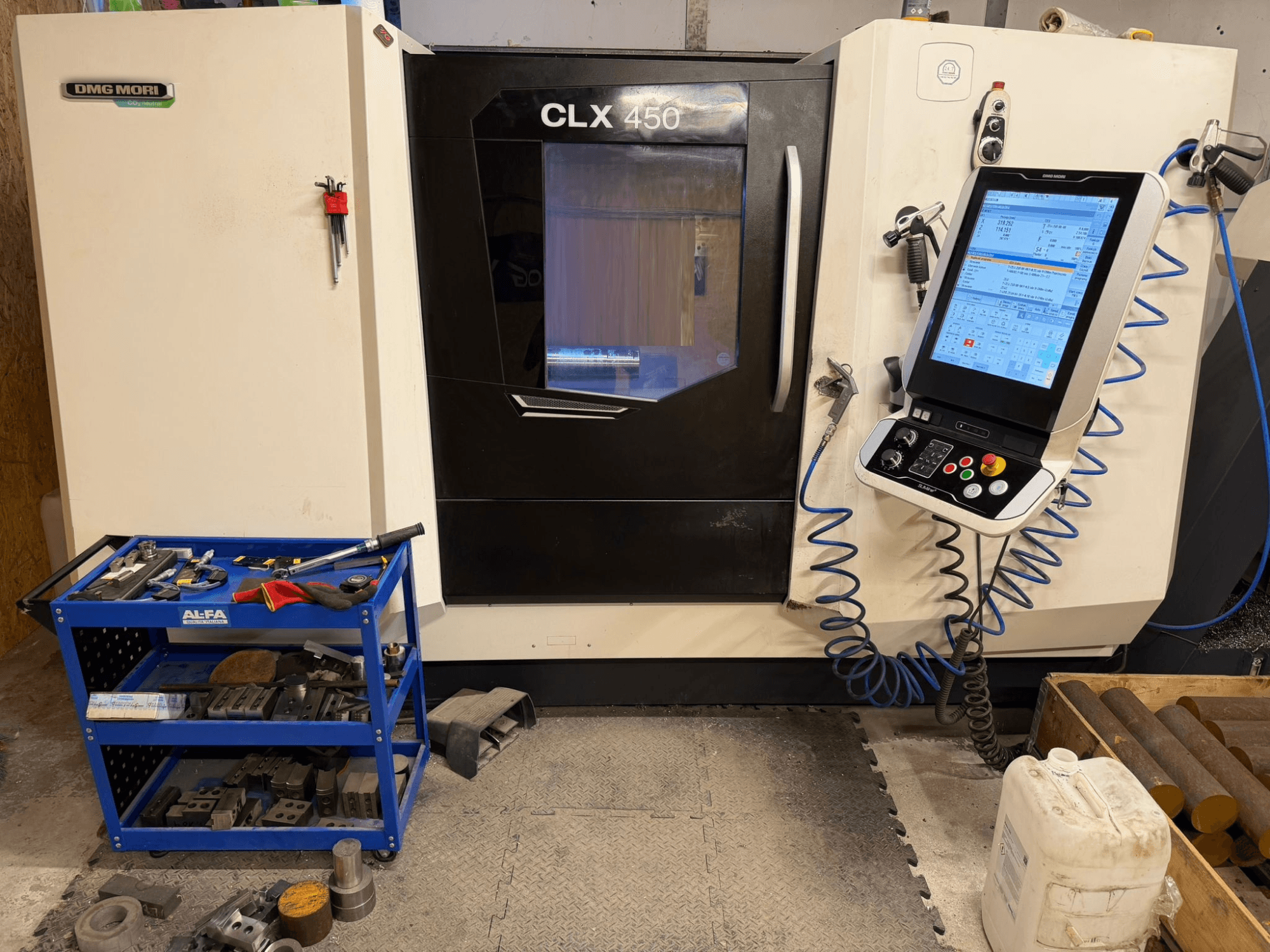 DMG MORI CLX 450 V3 -vaakasorvauskoneen etukuva, jossa on ohjauspaneeli ja lähellä oleva työkaluvaunu varusteineen.