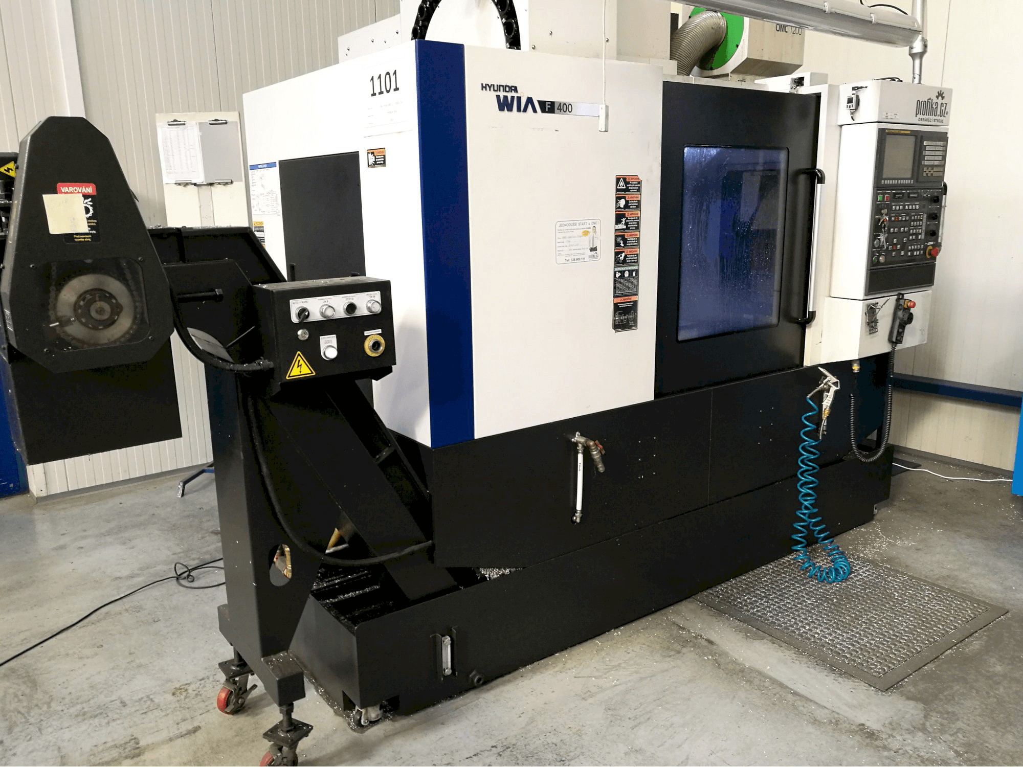 Koneen Hyundai Wia vasen näkymä F400