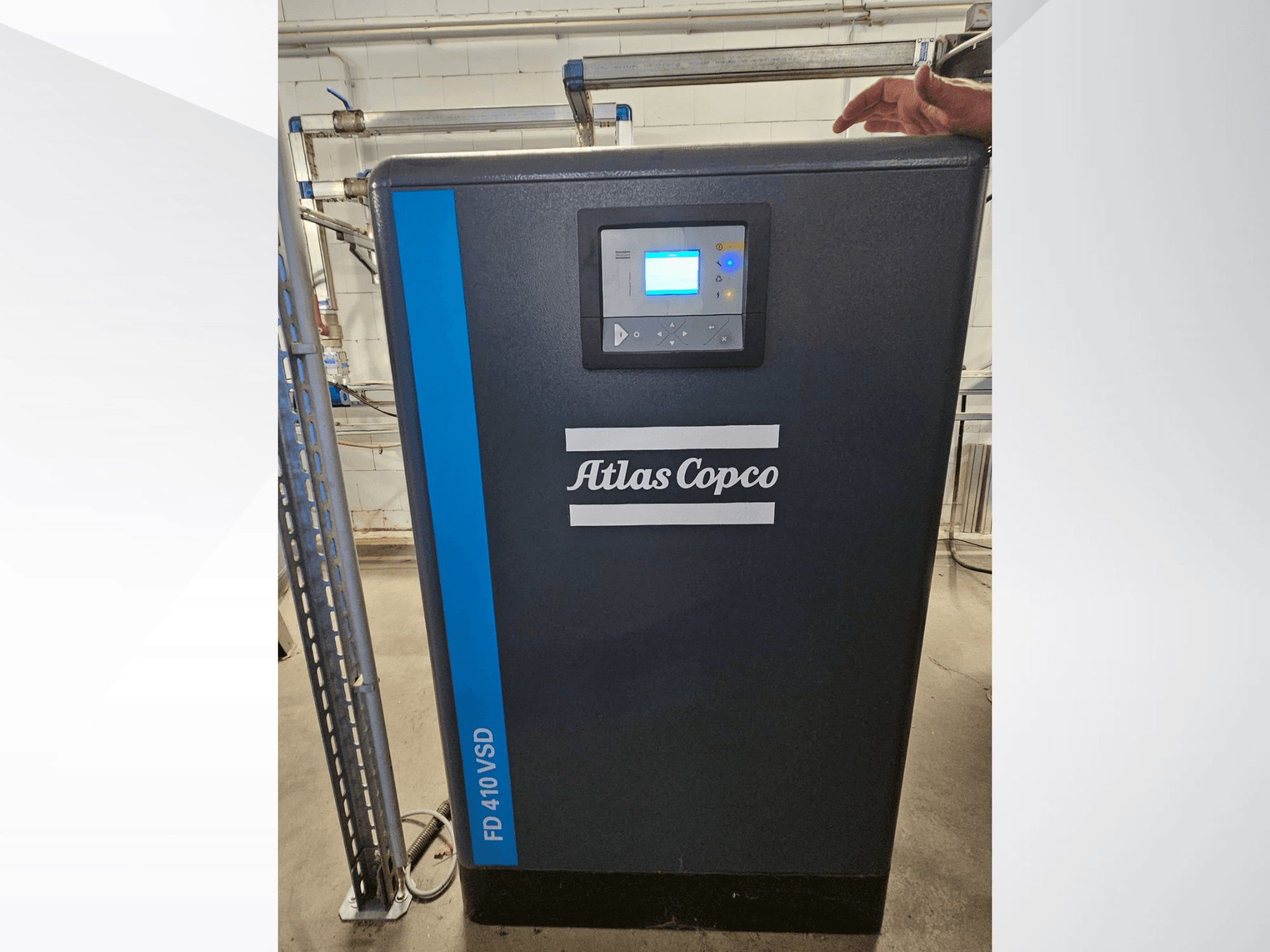 Atlas Copco GA 110 VSD+ -ilmakompressori etukuvassa, jossa on digitaalinen näyttö ja siniset korostukset helppoa tunnistamista varten.