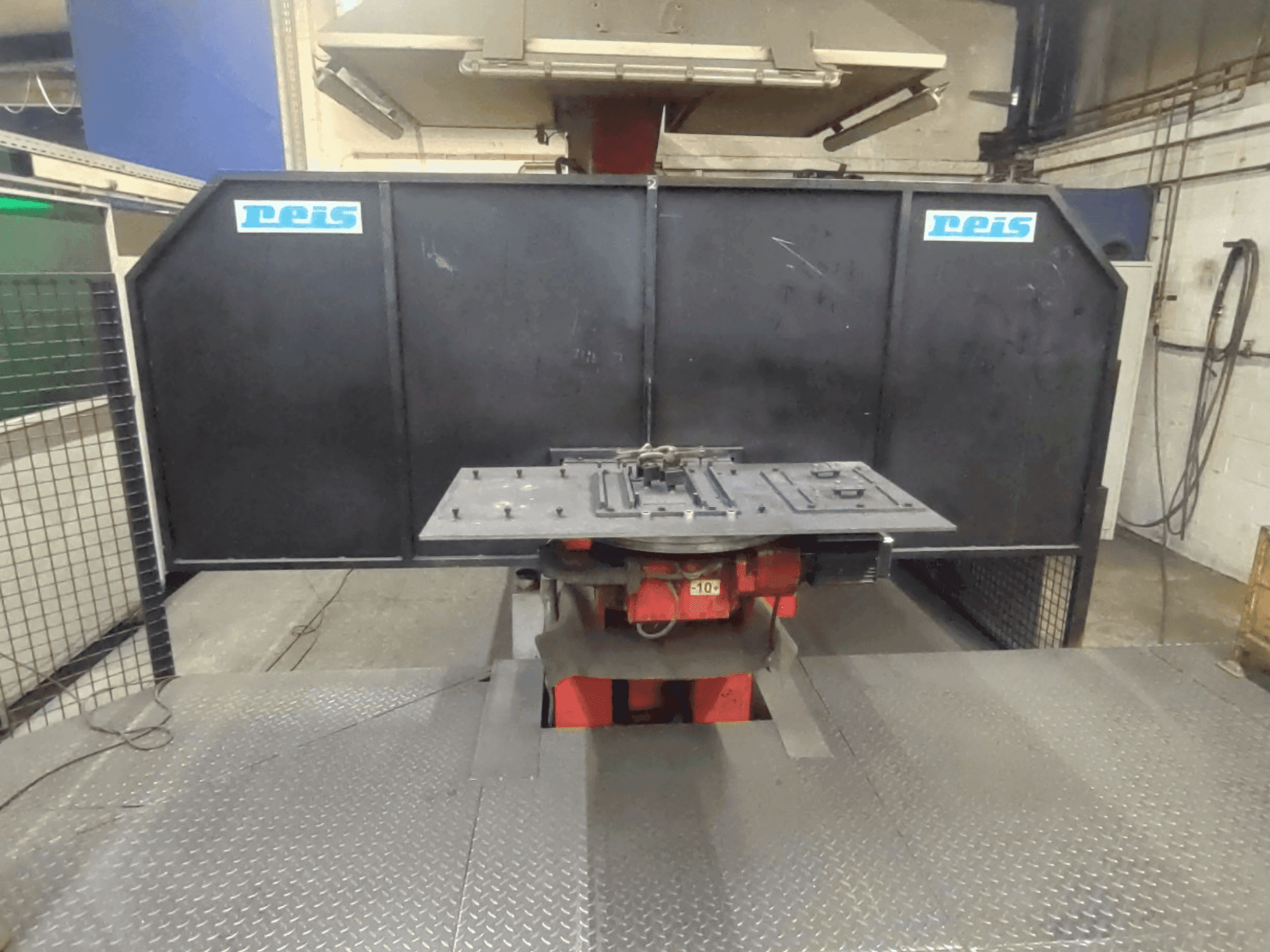 Koneen Reis Robotics Robot System - RDT 40 / SRV 6 / RDT 40 etunäkymä