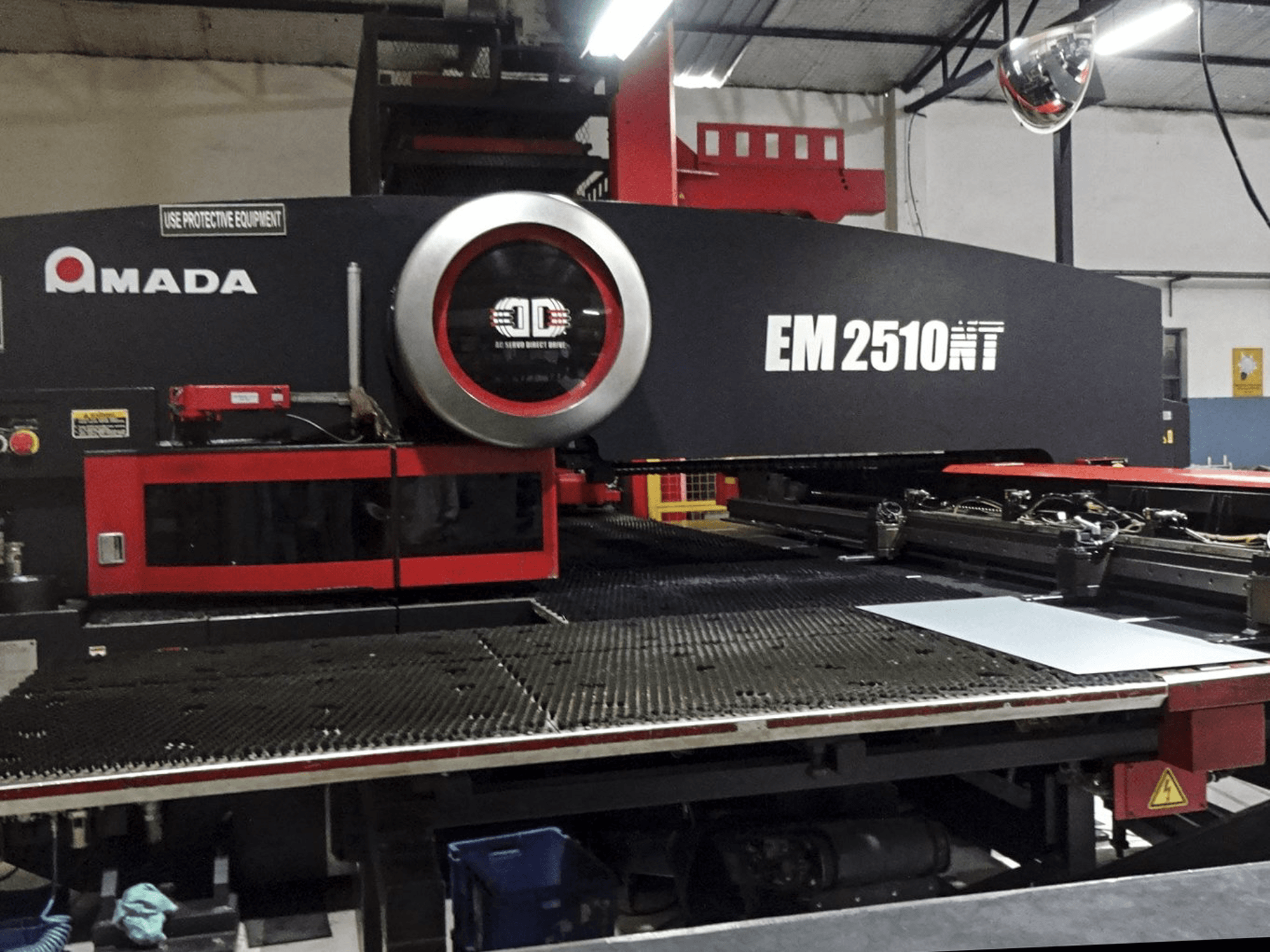 Koneen AMADA etunäkymä EM2510NT