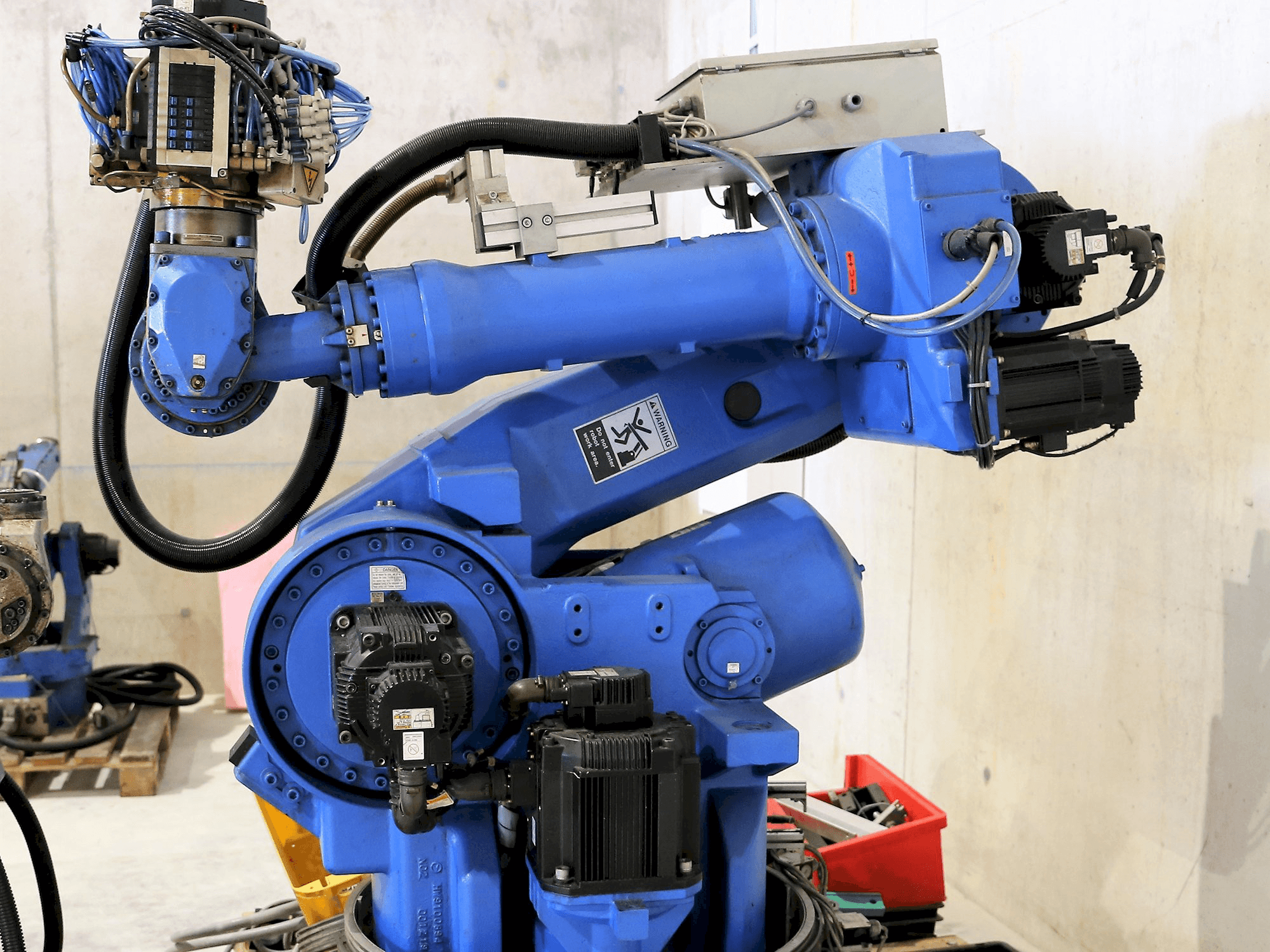 Koneen Yaskawa Motoman UP130 etunäkymä