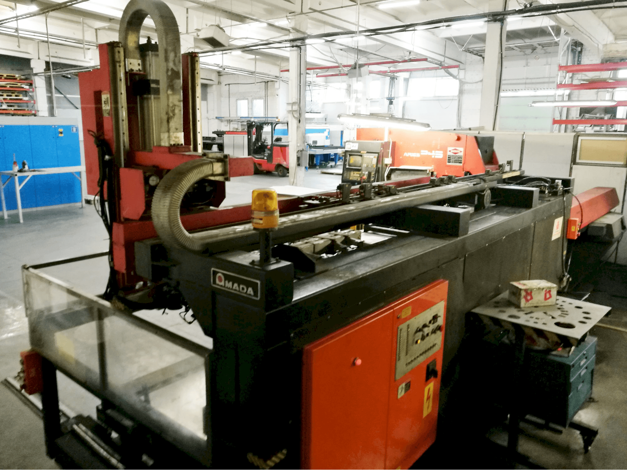 Koneen AMADA vasemman sivun näkymä ARIES 245