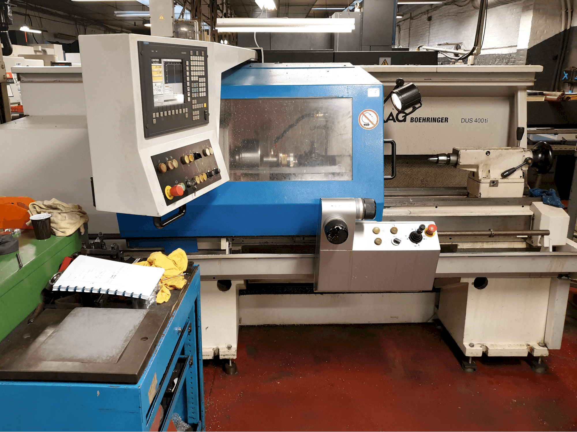 Koneen BOEHRINGER etunäkymä DUS 400 ti