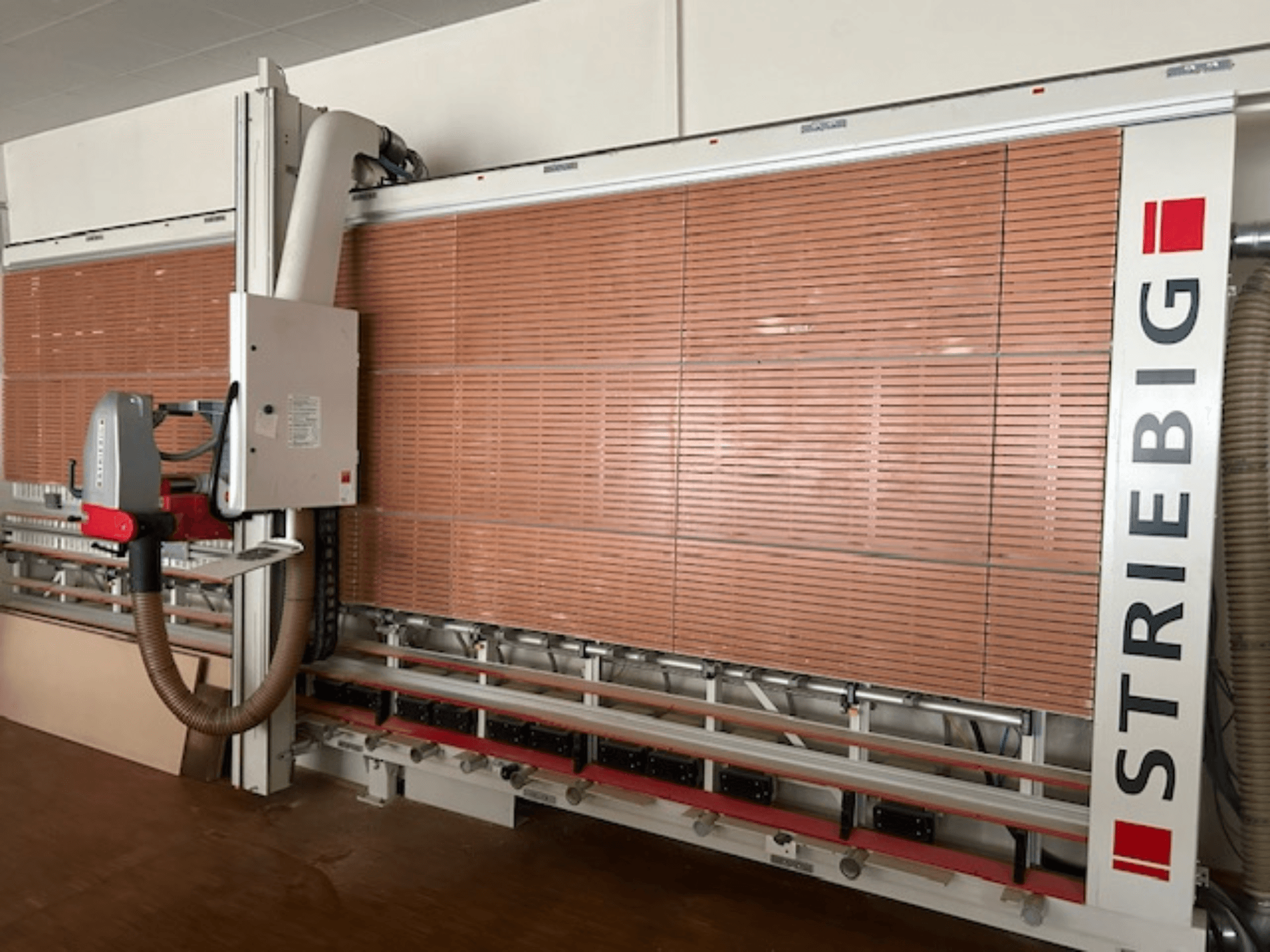 Striebig-pystylevysaha sivukuvassa, jossa on moottoroitu pää, puulevyjen leikkuuterät ja pölynpoistojärjestelmä.