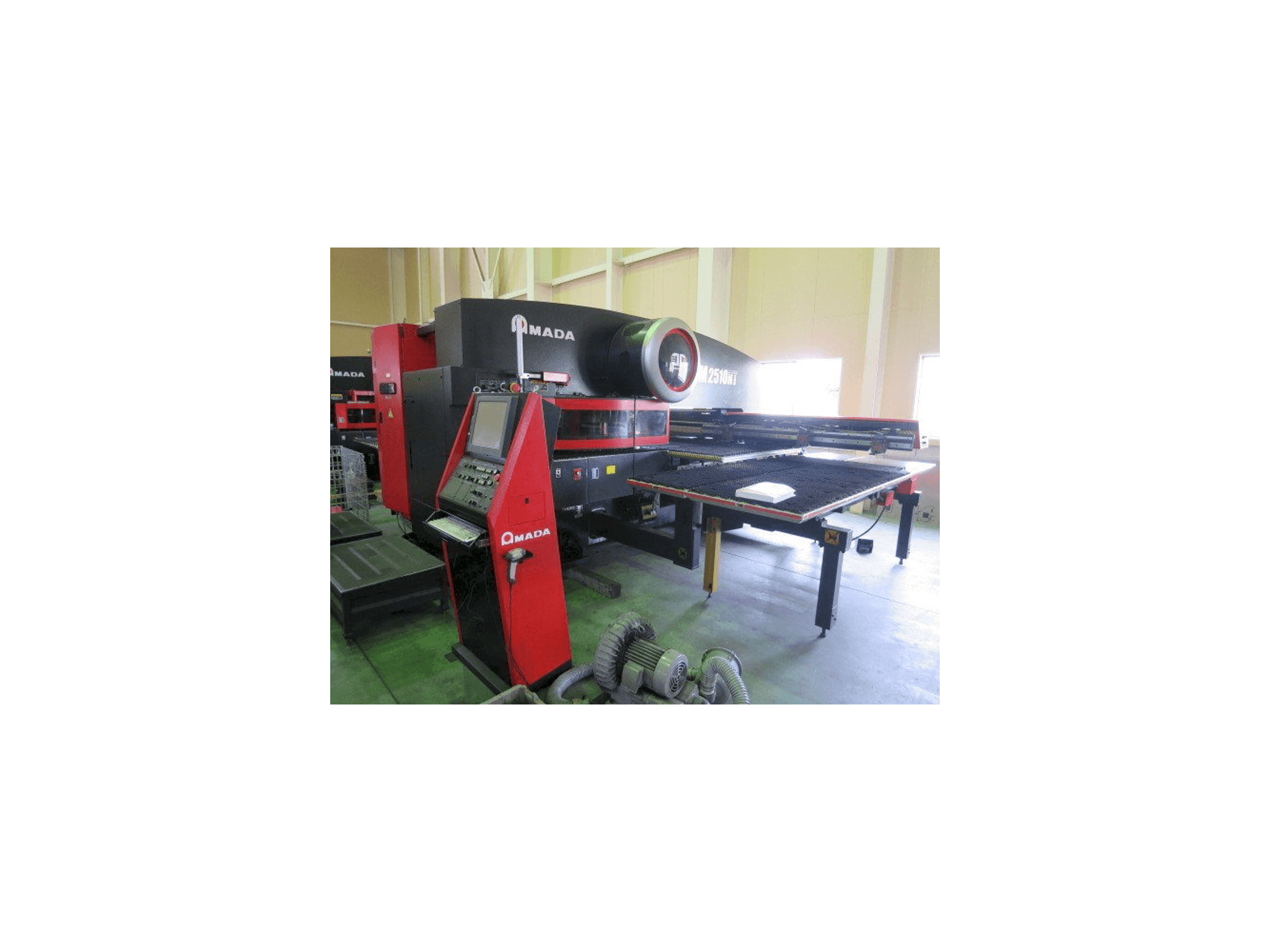 Koneen AMADA EM 2510NT etunäkymä