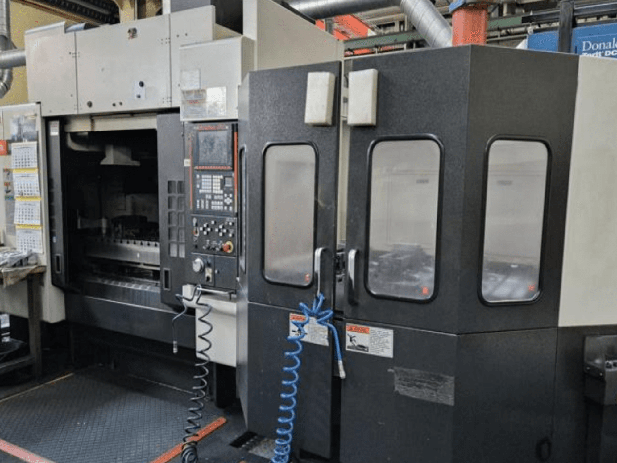 Mazak V515/40N -pystytyöstökeskus etukuvassa, jossa on ohjauspaneeli ja suljettu työalue.