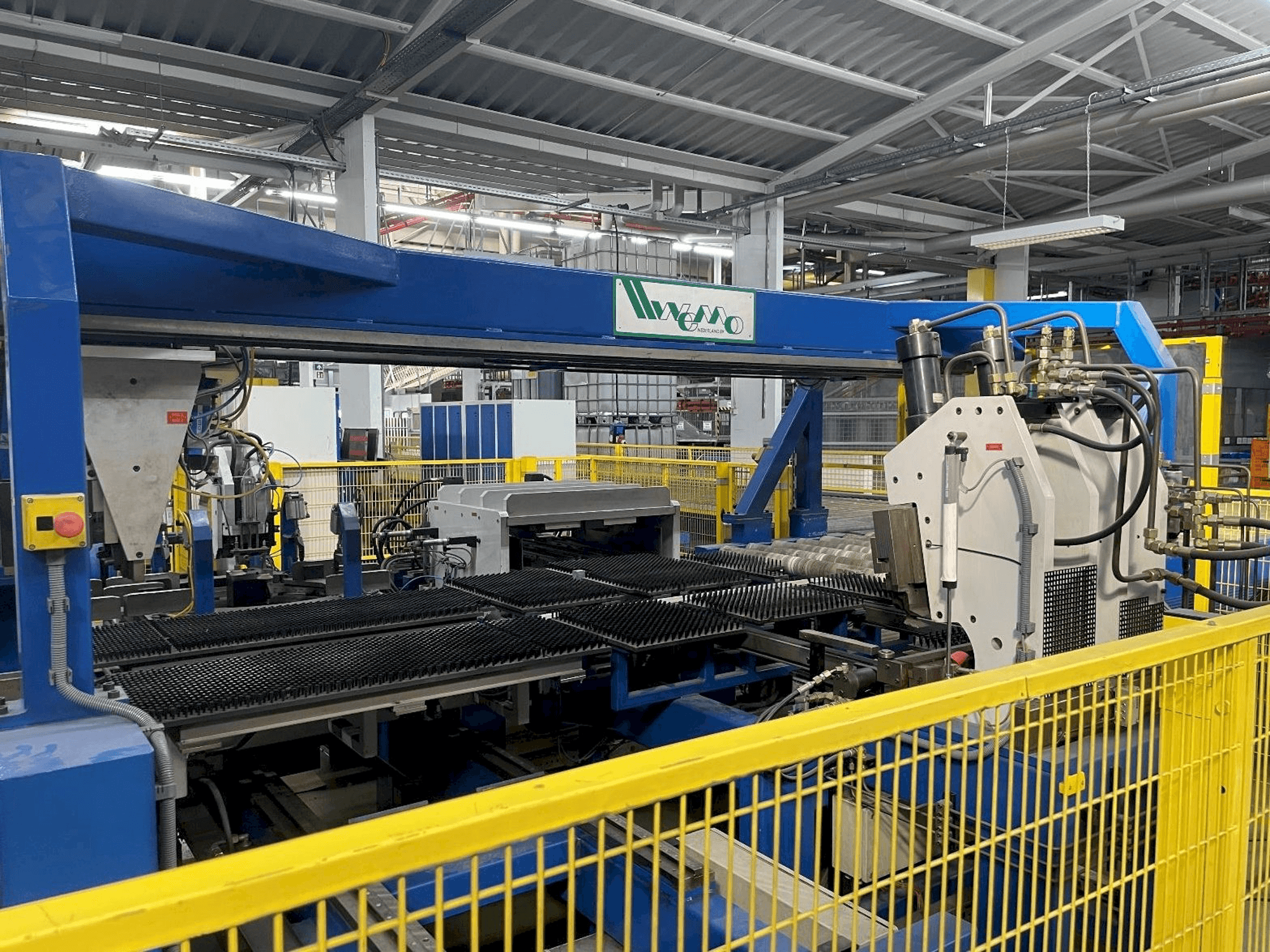 Koneen WEMO Punching-Bending-System etunäkymä
