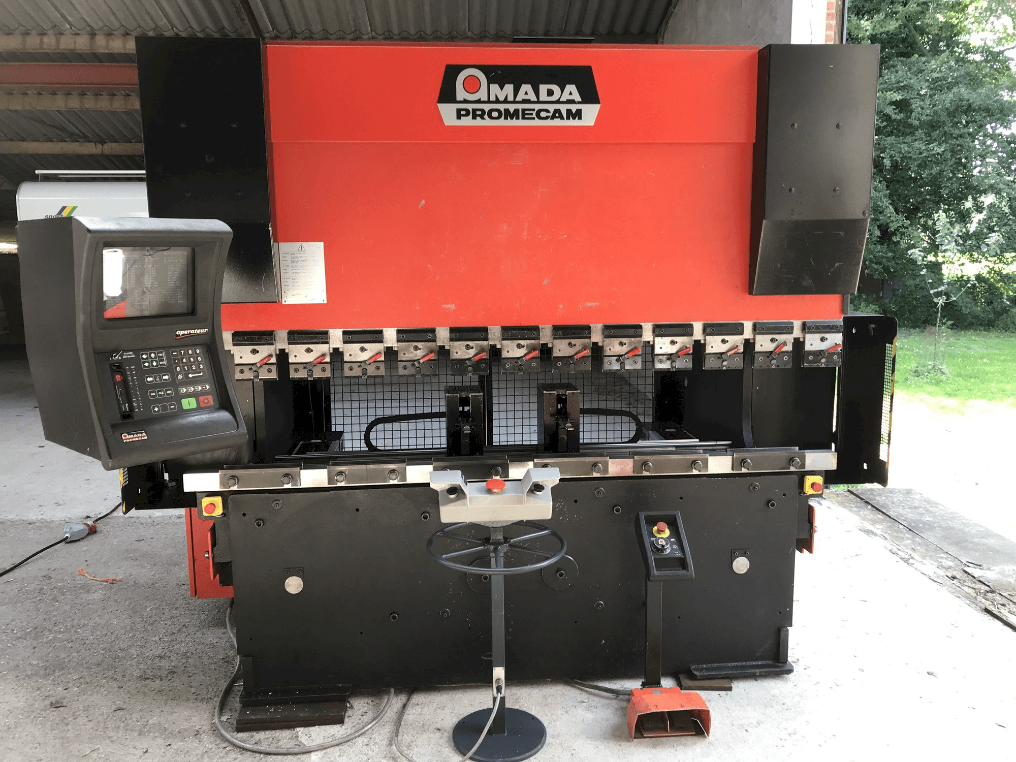 Koneen AMADA Promecam HFBO etunäkymä