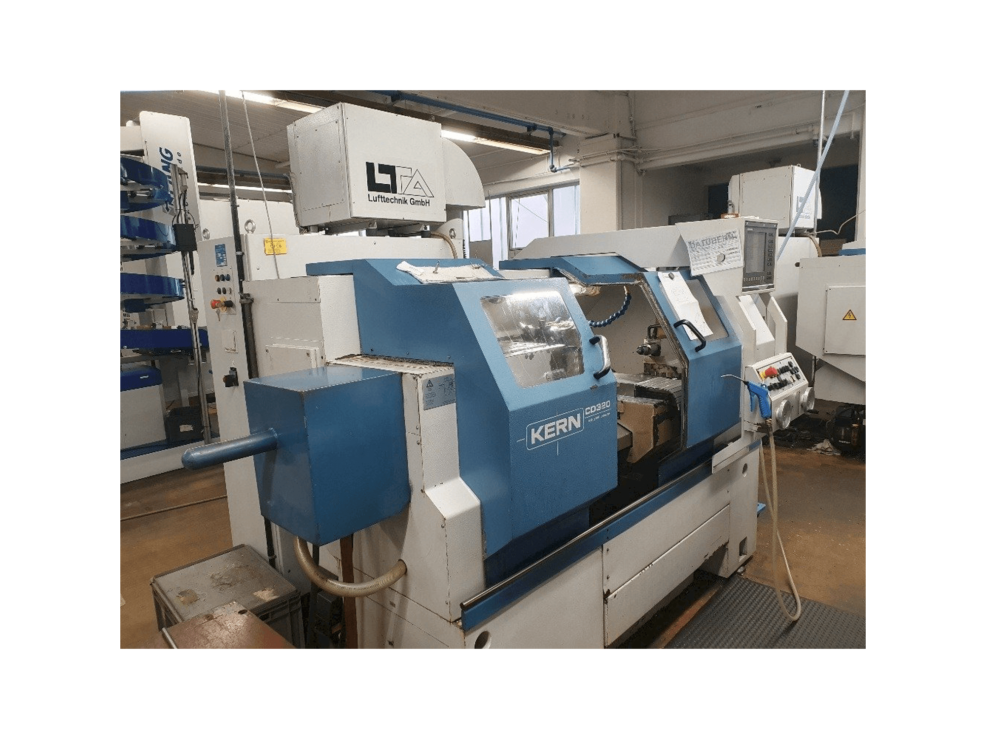 Koneen DTM CD 320 vasemman sivun näkymä