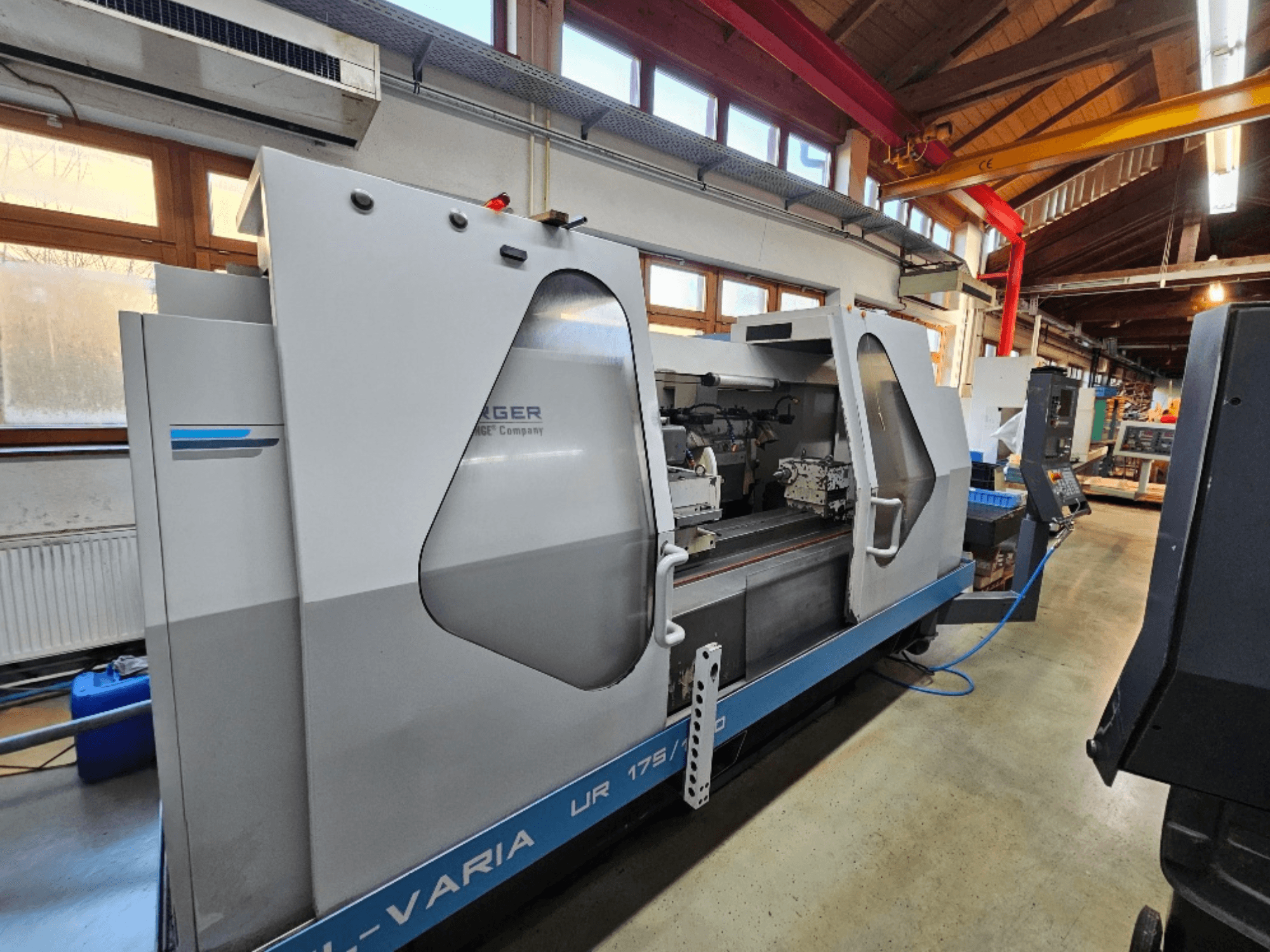 Burgin CNC-kone, malli UR 175/300, sivukuva. Tyylikäs muotoilu, jossa on näkyvät hallintalaitteet ja työalue.