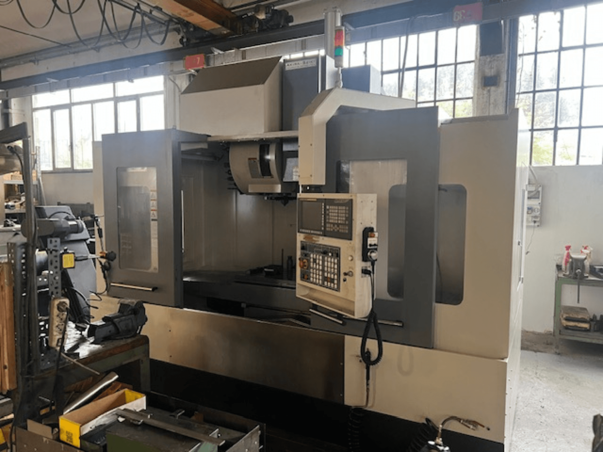 Korkean teknologian CNC-jyrsinkone, etukuva, jossa on digitaaliset ohjaimet, perusturvaindikaattorit ja kompakti rakenne.