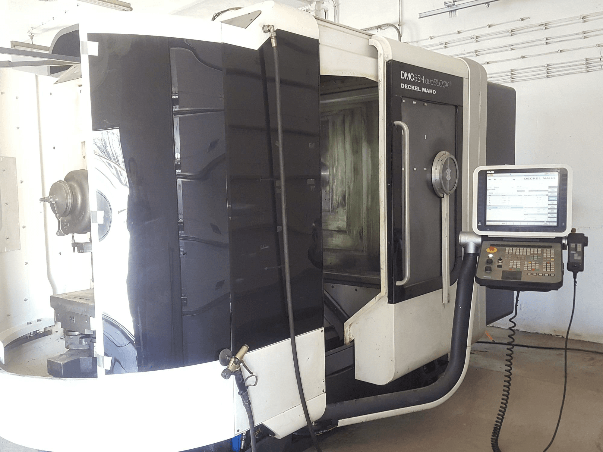 Koneen DECKEL MAHO DMC55H duoBLOCK etunäkymä