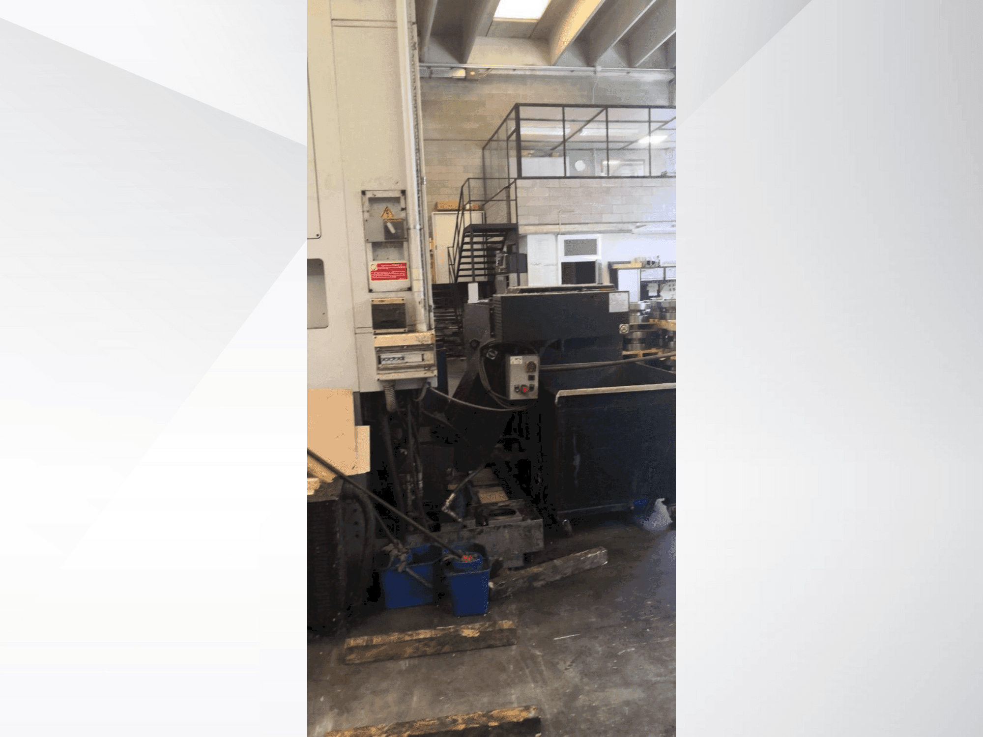 Koneen DOOSAN VT 900 etunäkymä
