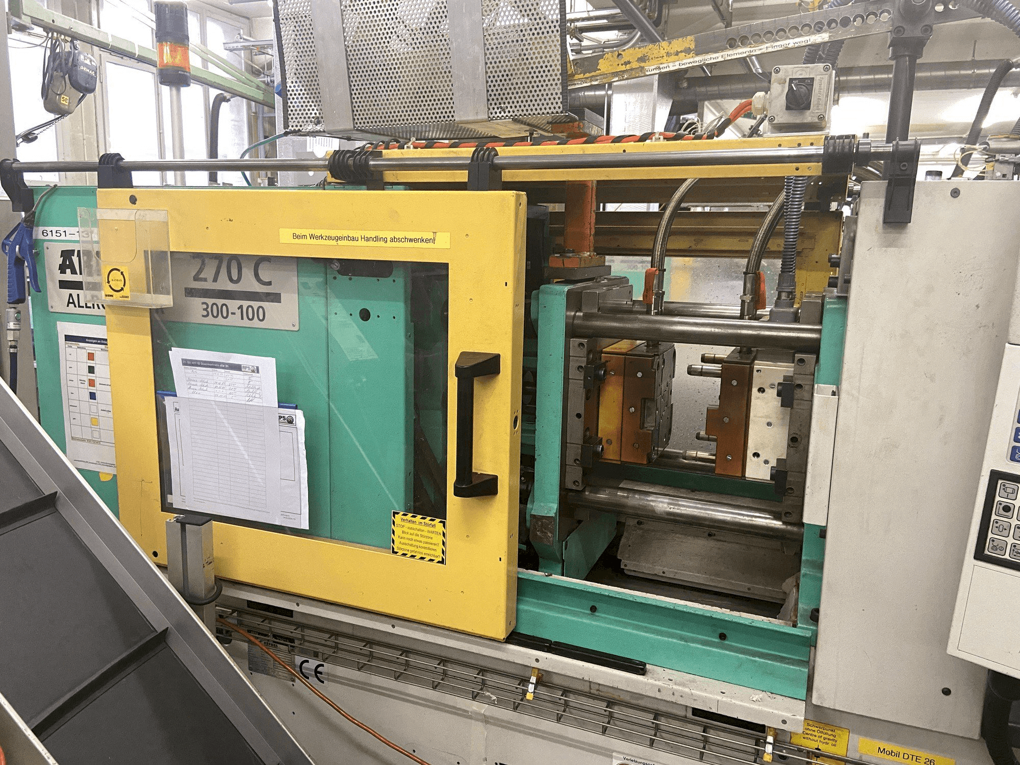 Koneen Arburg 270 C 300-100 etunäkymä