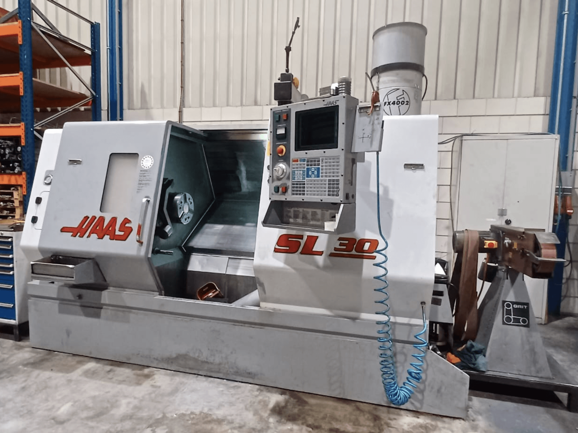 Haas SL 30 CNC-sorvi sivukuvassa, jossa näkyy ohjauspaneeli, työstöalue ja jäähdytysjärjestelmä, joka on integroitu metallitöitä varten.