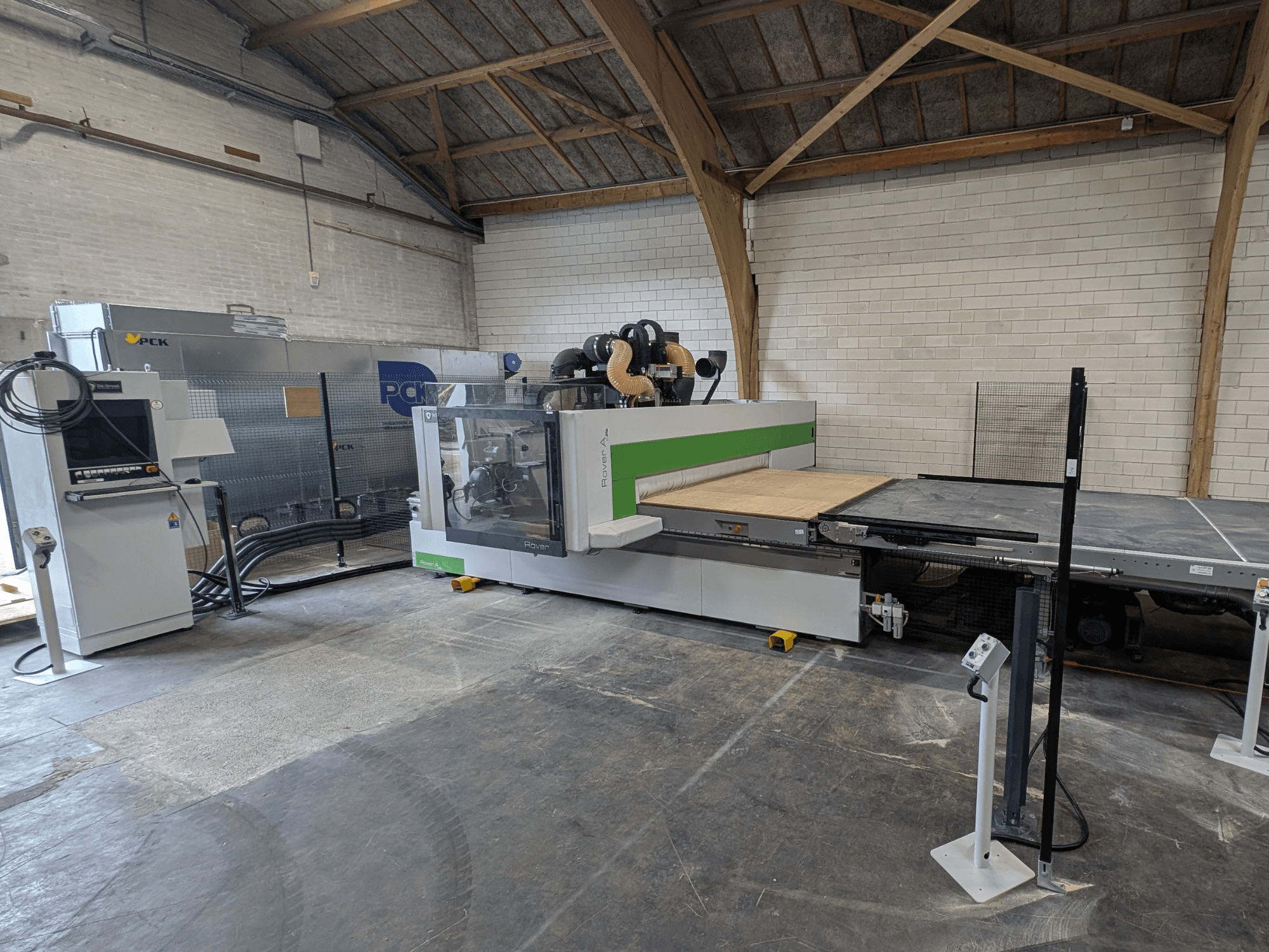 PCK CNC-työstökeskuksessa, etukuva, on suuri leikkuupeti, ohjauspaneeli, pölynpoistojärjestelmä ja vankka rakenne.