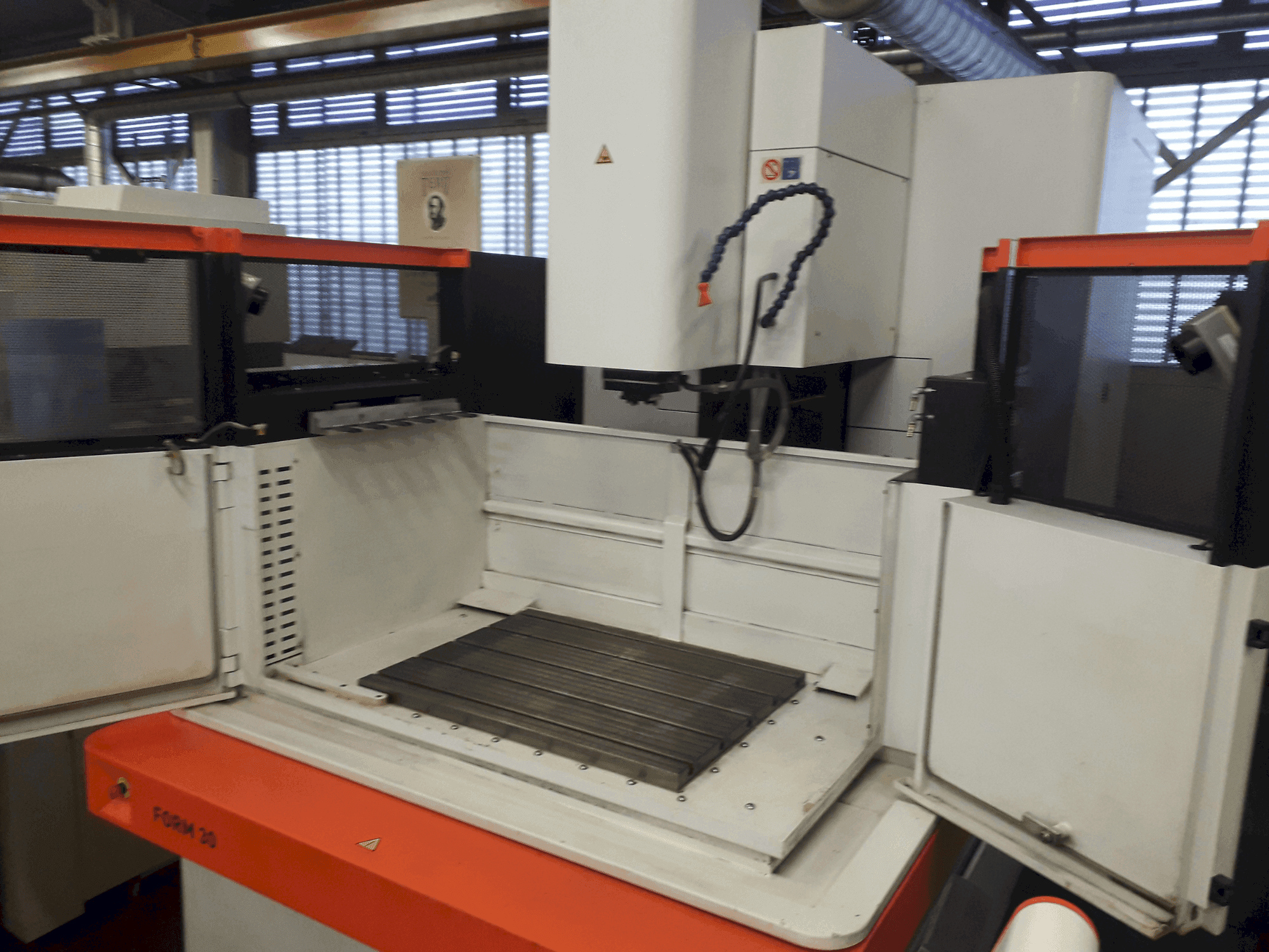 Koneen AgieCharmilles FORM 30 etunäkymä