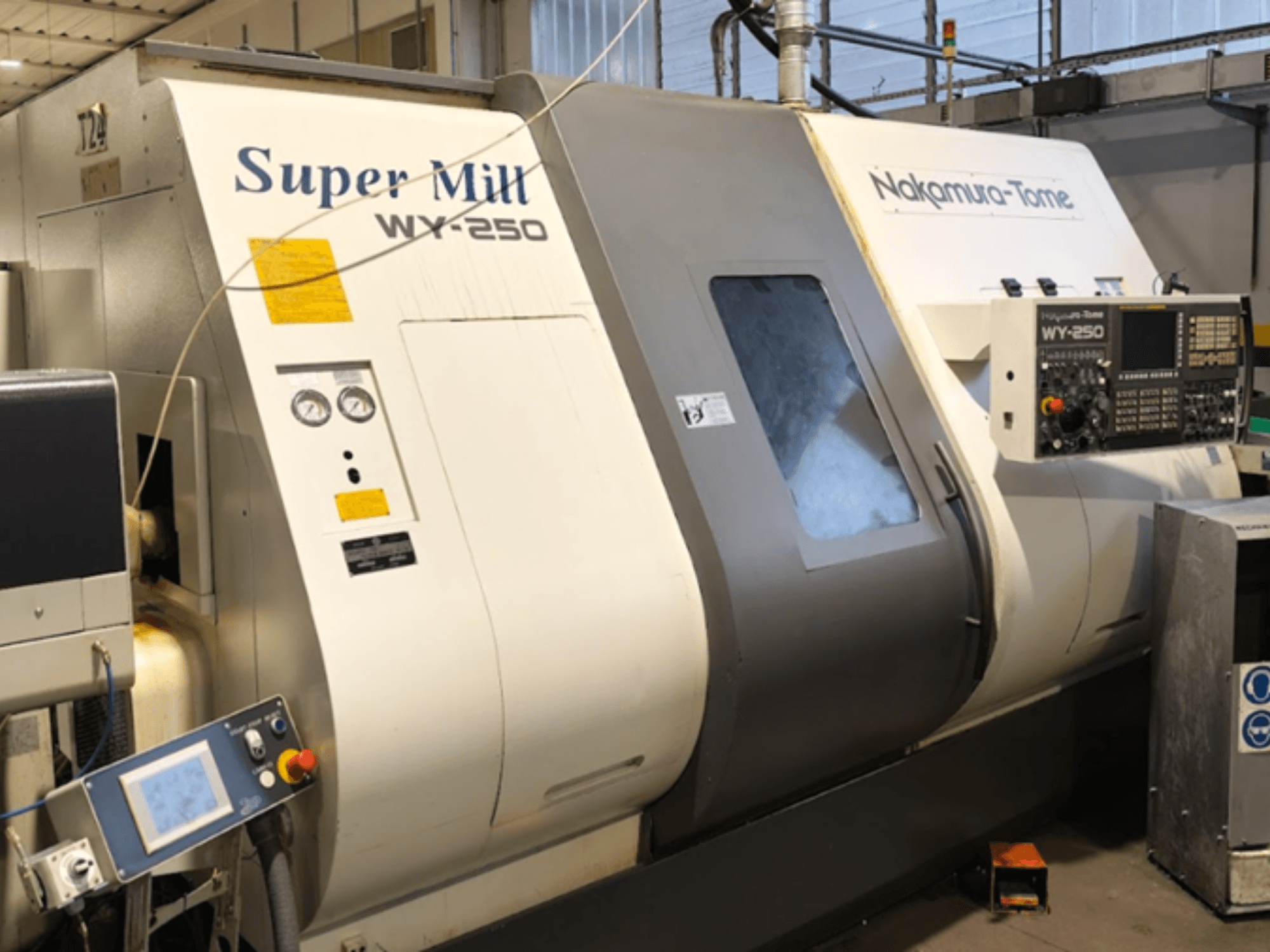 Vaakasuora sorvauskone NAKAMURA-TOME WY 250 etukuvassa; ohjauspaneeli ja näyttö, jossa on merkintä "Super Mill".