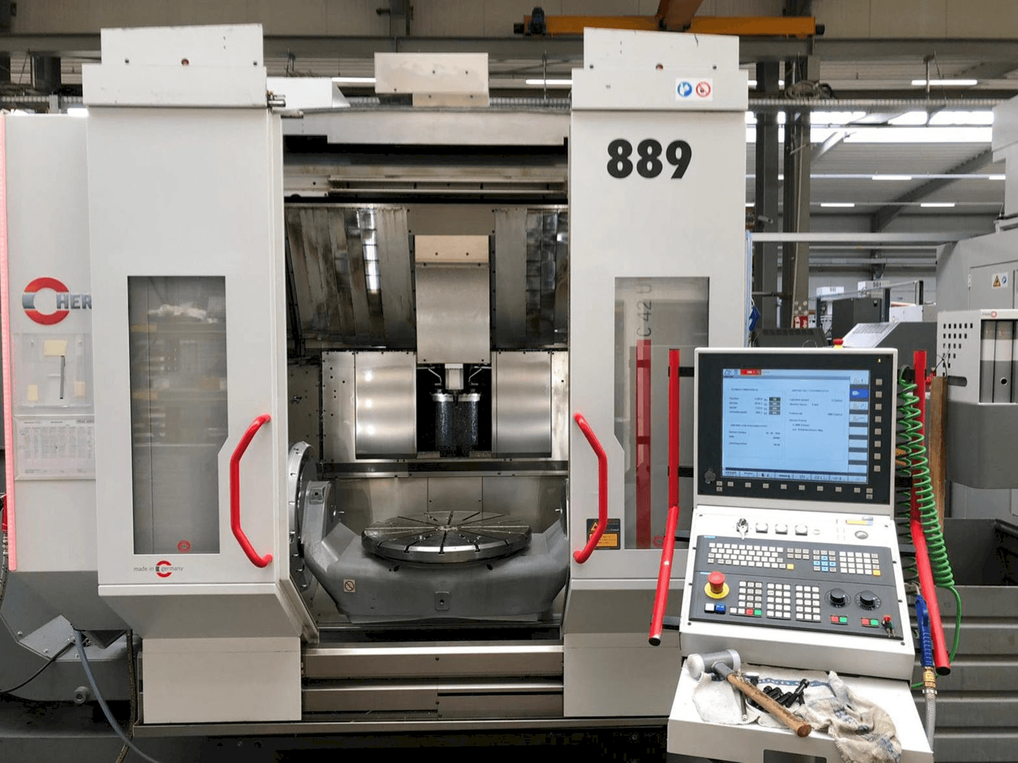 Koneen HERMLE C42U MT etunäkymä