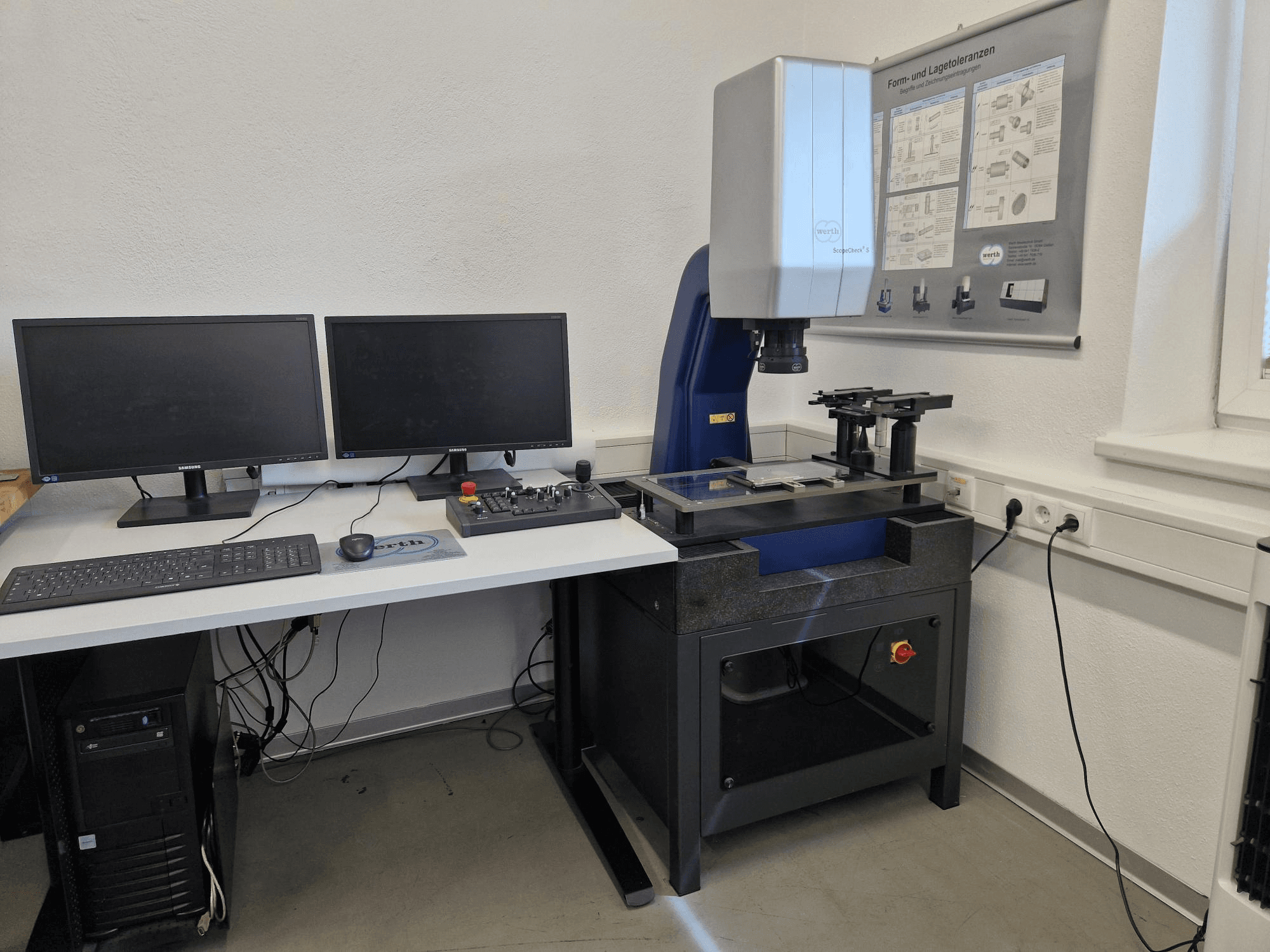 Werth Scopecheck 300S CMM laboratorioasennuksessa; sisältää mittauspöydän, kaksi monitoria ja ohjauspaneelin.