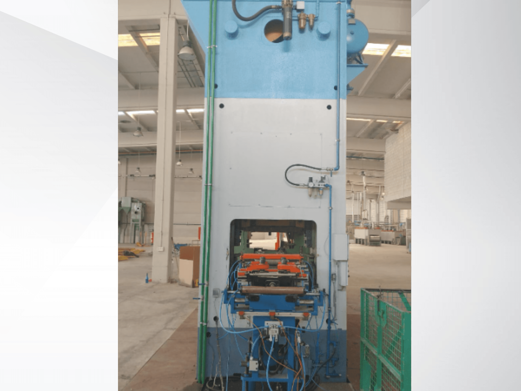 AIDA 315/2MR/LD/TE 3 mekaaninen leimauspuristin, etukuva, jossa näkyy ohjauspaneeli ja hydrauliikkalinjat tehdasympäristössä.