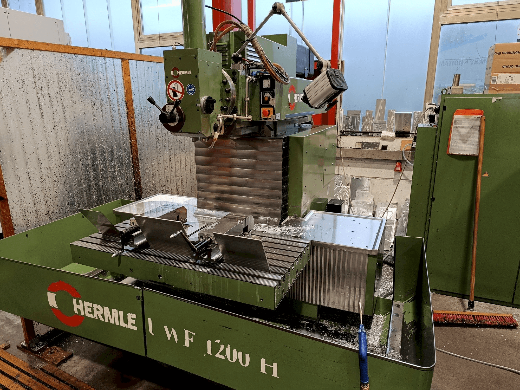 Koneen HERMLE UWF1200 etunäkymä