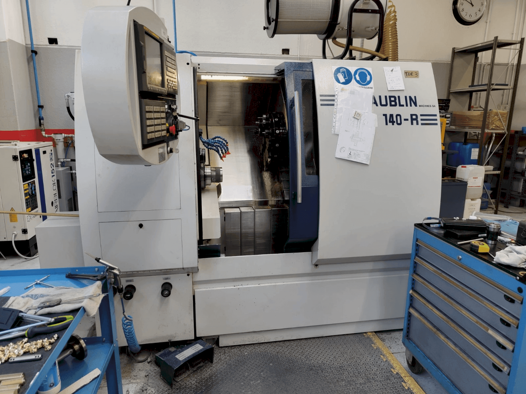 Koneen SCHAUBLIN 140R CNC etunäkymä
